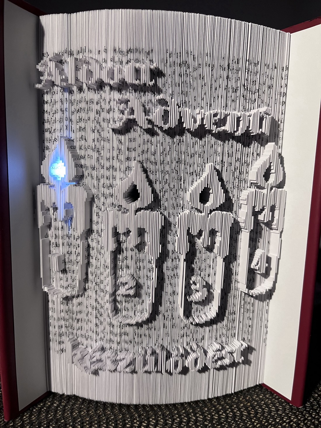 Familie cu doi copii și inscripție carte sculptură - casă & stil de viață - accesorii pentru decorat casa - decorațiuni de masă și decorațiuni pentru rafturi  - sculptură de carte, carte pliată - Artynos.ro