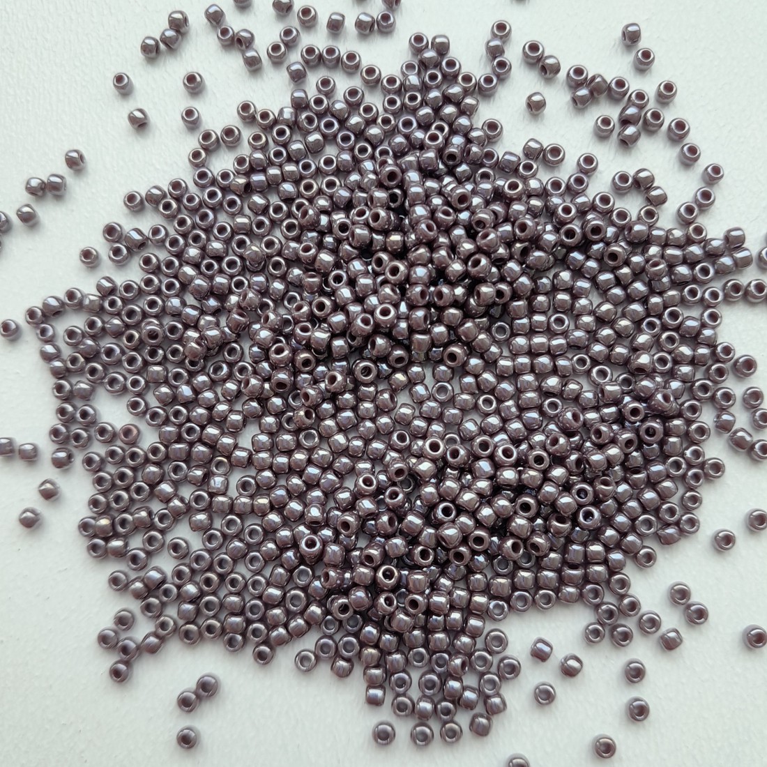 Toho Round Mantis Pearl - Dimensiune 11/0 - 10 grame per pachet - Opaque Lustered Levander - - Artynos.ro Toho Round Mantis Pearl - Dimensiune 11/0 - 10 grame per pachet - Opaque Lustered Levander - - Artynos.ro