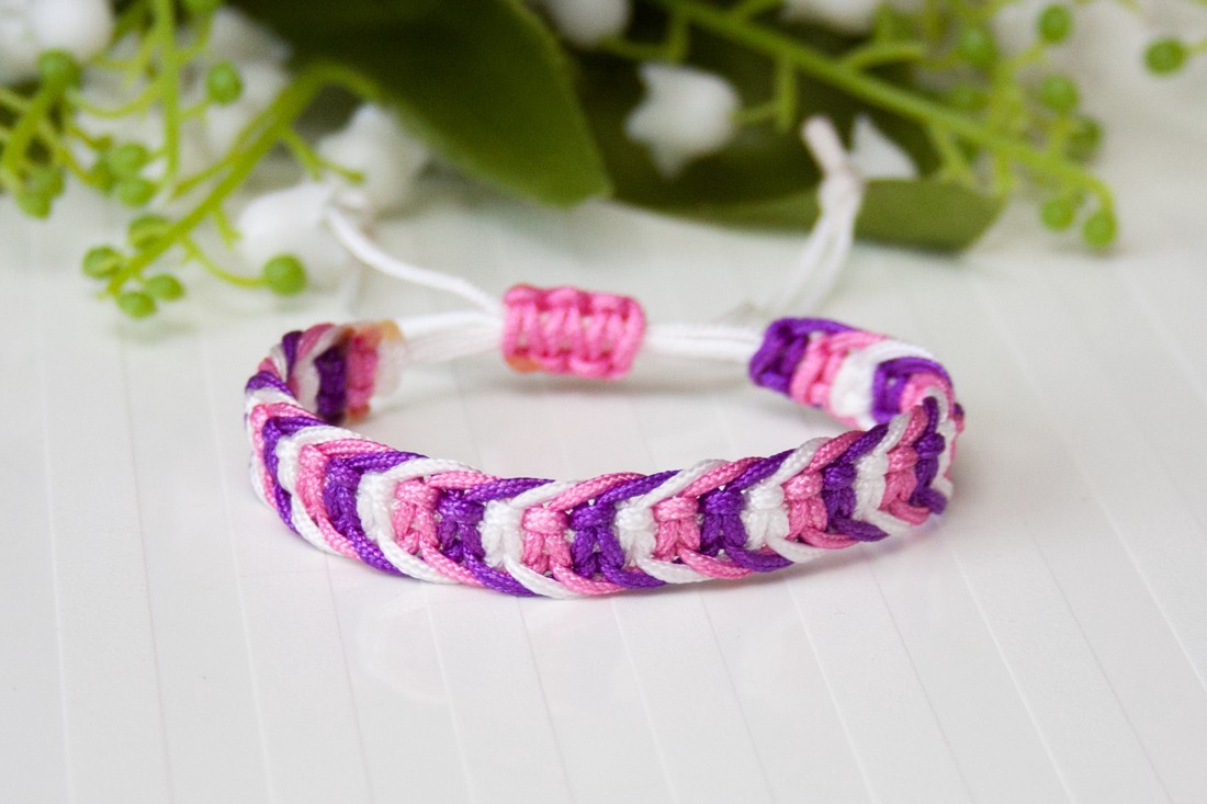 Brățară macramé împletită în trei culori - violet/roz/alb - - Artynos.ro Brățară macramé împletită în trei culori - violet/roz/alb - - Artynos.ro