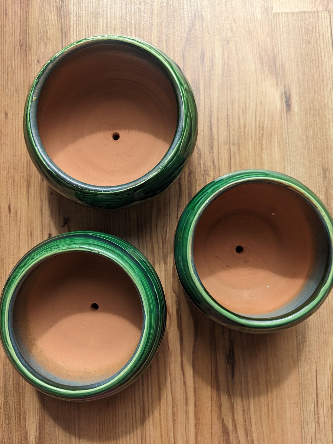 Suport de flori din ceramică verde - - Artynos.ro Suport de flori din ceramică verde - - Artynos.ro
