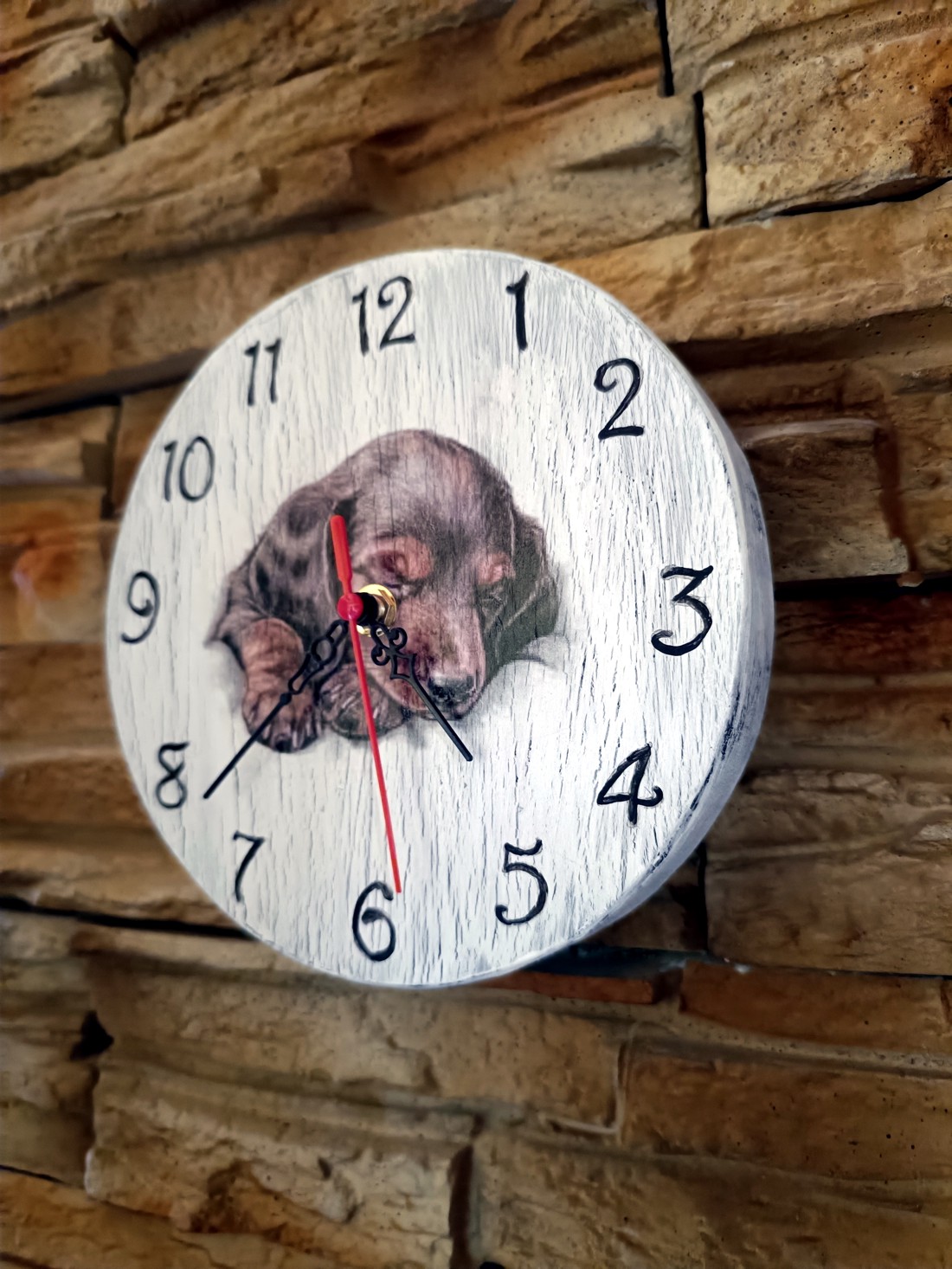 Ceas de perete din lemn în stil vintage cu câine care doarme - - Artynos.ro Ceas de perete din lemn în stil vintage cu câine care doarme - - Artynos.ro