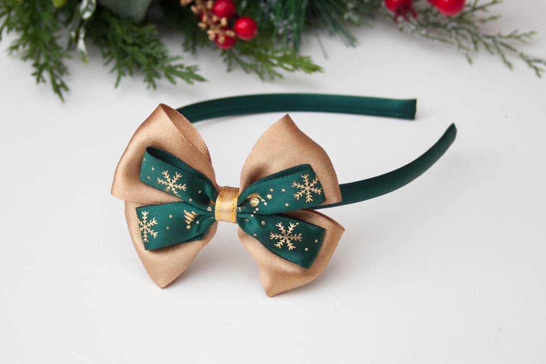 Cravată de păr cu panglică de Crăciun - auriu/verde închis - crăciun - îmbrăcăminte de crăciun - Artynos.ro Cravată de păr cu panglică de Crăciun - auriu/verde închis - crăciun - îmbrăcăminte de crăciun - Artynos.ro