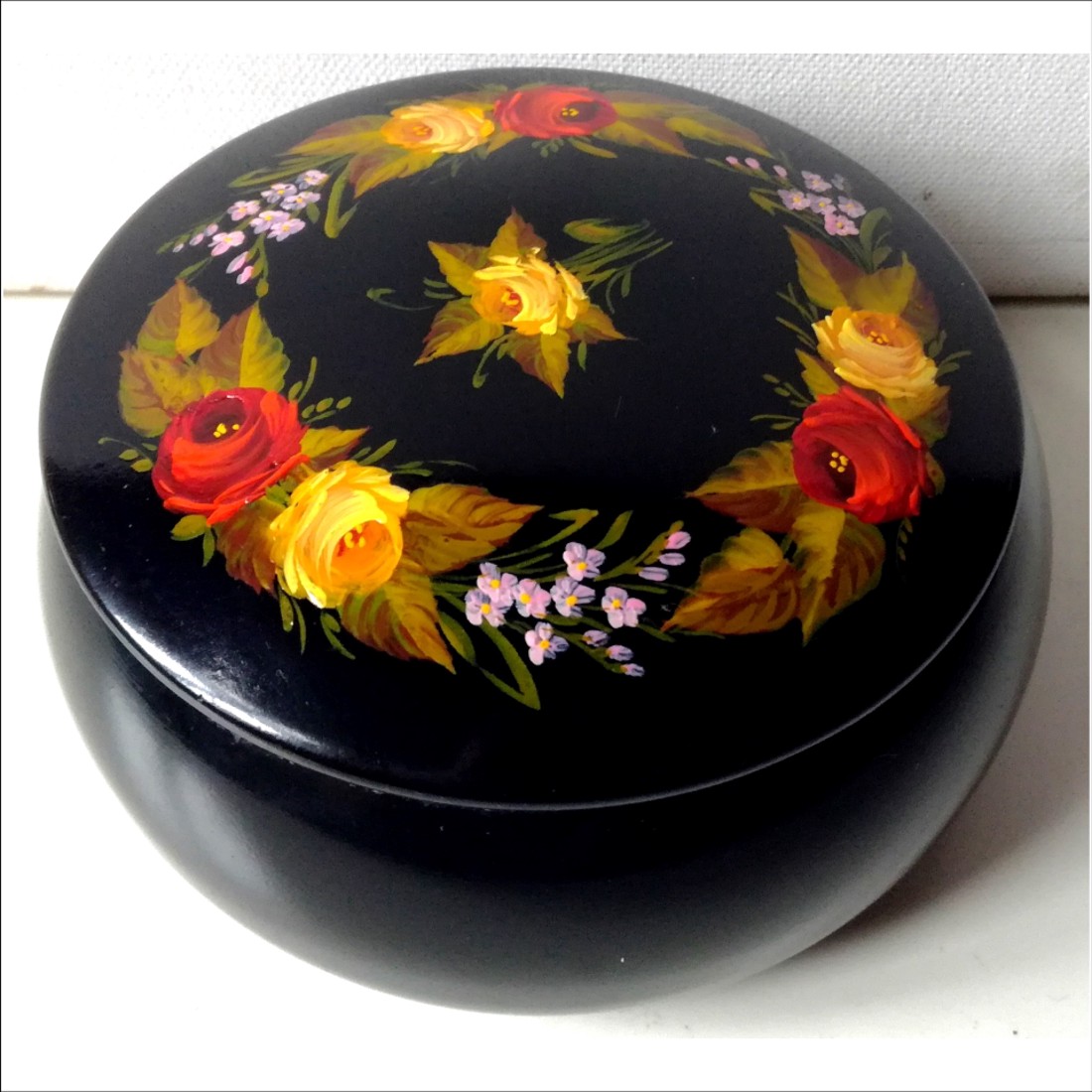 Cutiuță pentru bijuterii pictată cu flori frumoase - bijuterii - suporturi și cutii de bijuterii - cutii de bijuterii - Artynos.ro