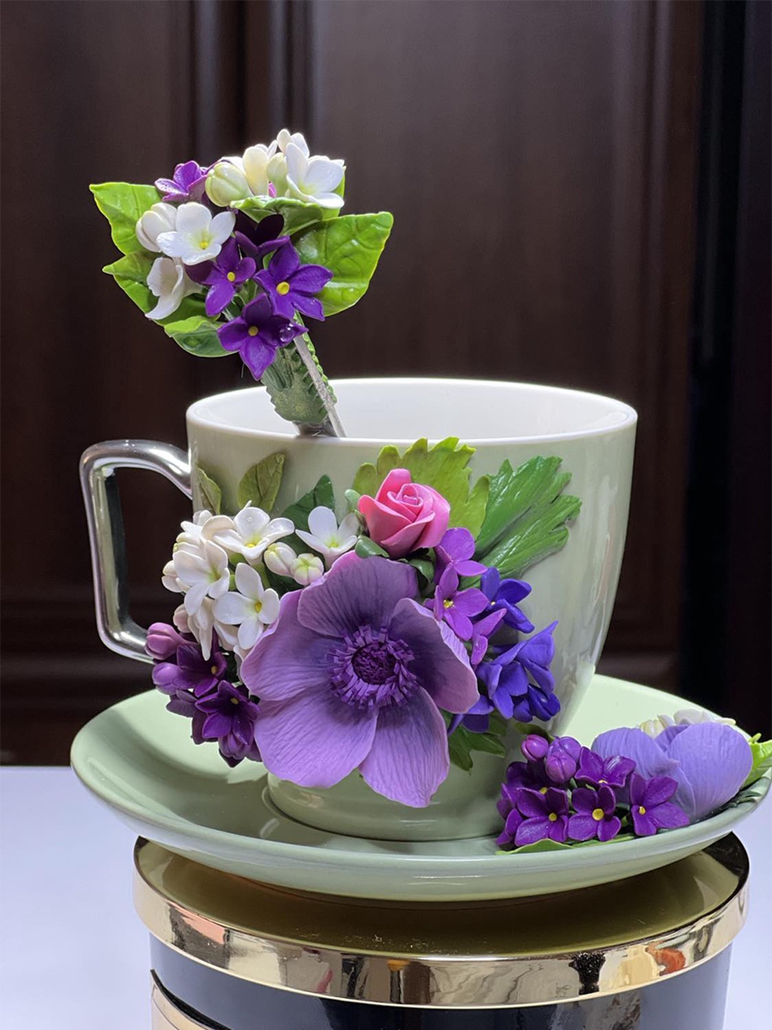 Set cafea/ceai cu farfurioara si lingurita cu flori de liliac si anemona mov - accesorii locuință - accesorii pentru echipamente de bucătărie - accesorii de servire - cești cafea, set ceai - Artynos.ro
