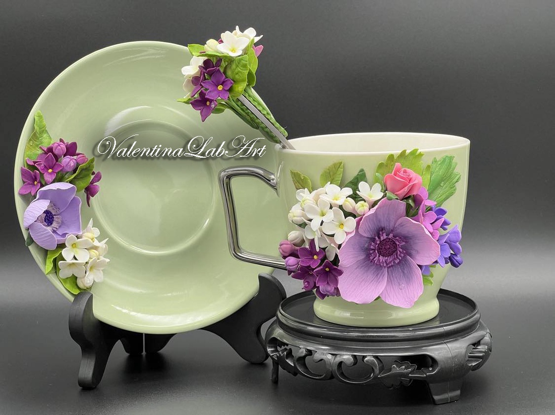 Set cafea/ceai cu farfurioara si lingurita cu flori de liliac si anemona mov - accesorii locuință - accesorii pentru echipamente de bucătărie - accesorii de servire - cești cafea, set ceai - Artynos.ro