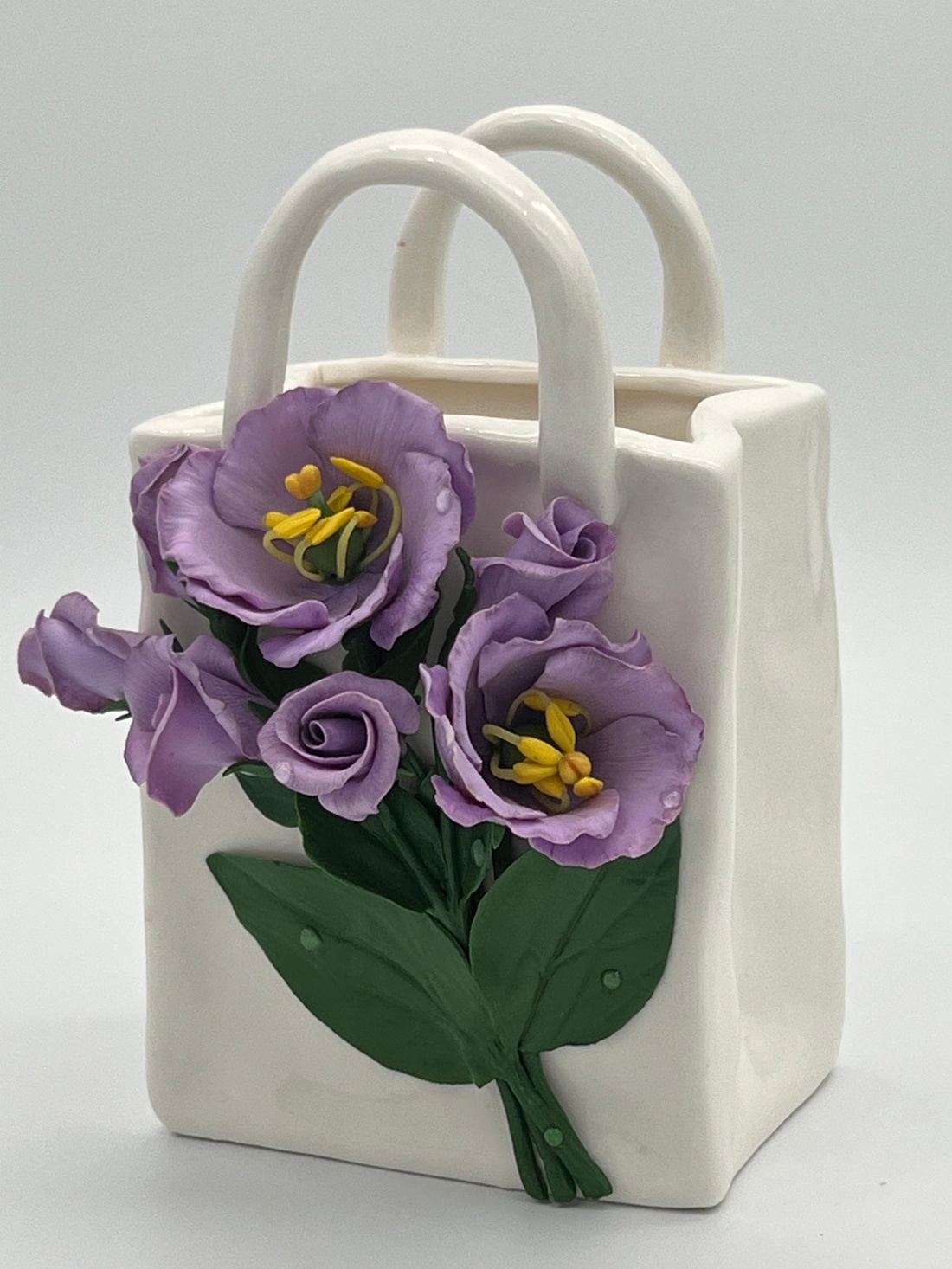 Vaza-gentuță cu lisianthus din lut polimeric - casă & stil de viață - accesorii pentru decorat casa - suport de flori - vaze - Artynos.ro Vaza-gentuță cu lisianthus din lut polimeric - casă & stil de viață - accesorii pentru decorat casa - suport de flori - vaze - Artynos.ro