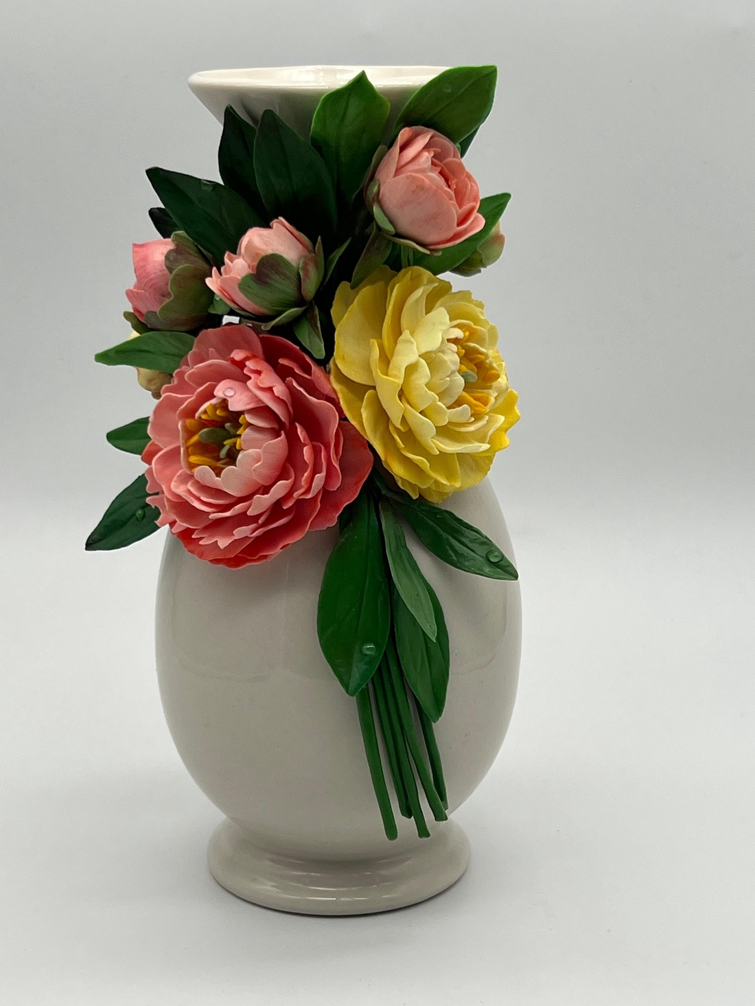 Vază ceramică decorată manual cu bujori din lut polimeric - casă & stil de viață - accesorii pentru decorat casa - suport de flori - vaze - Artynos.ro Vază ceramică decorată manual cu bujori din lut polimeric - casă & stil de viață - accesorii pentru decorat casa - suport de flori - vaze - Artynos.ro
