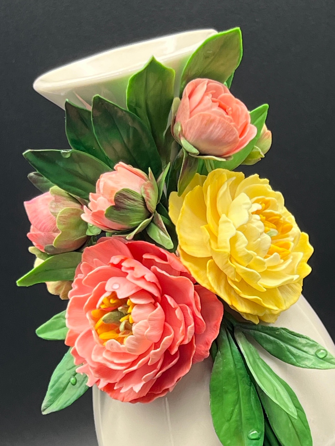 Vază ceramică decorată manual cu bujori din lut polimeric - casă & stil de viață - accesorii pentru decorat casa - suport de flori - vaze - Artynos.ro Vază ceramică decorată manual cu bujori din lut polimeric - casă & stil de viață - accesorii pentru decorat casa - suport de flori - vaze - Artynos.ro