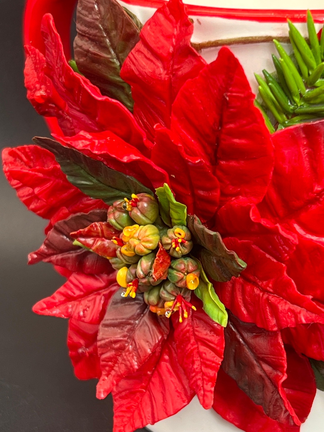 Cana ceramica cu poinsettia din lut polimeric - accesorii de crăciun - decorațiuni de crăciun de casă - aranjarea mesei festive - Artynos.ro Cana ceramica cu poinsettia din lut polimeric - accesorii de crăciun - decorațiuni de crăciun de casă - aranjarea mesei festive - Artynos.ro
