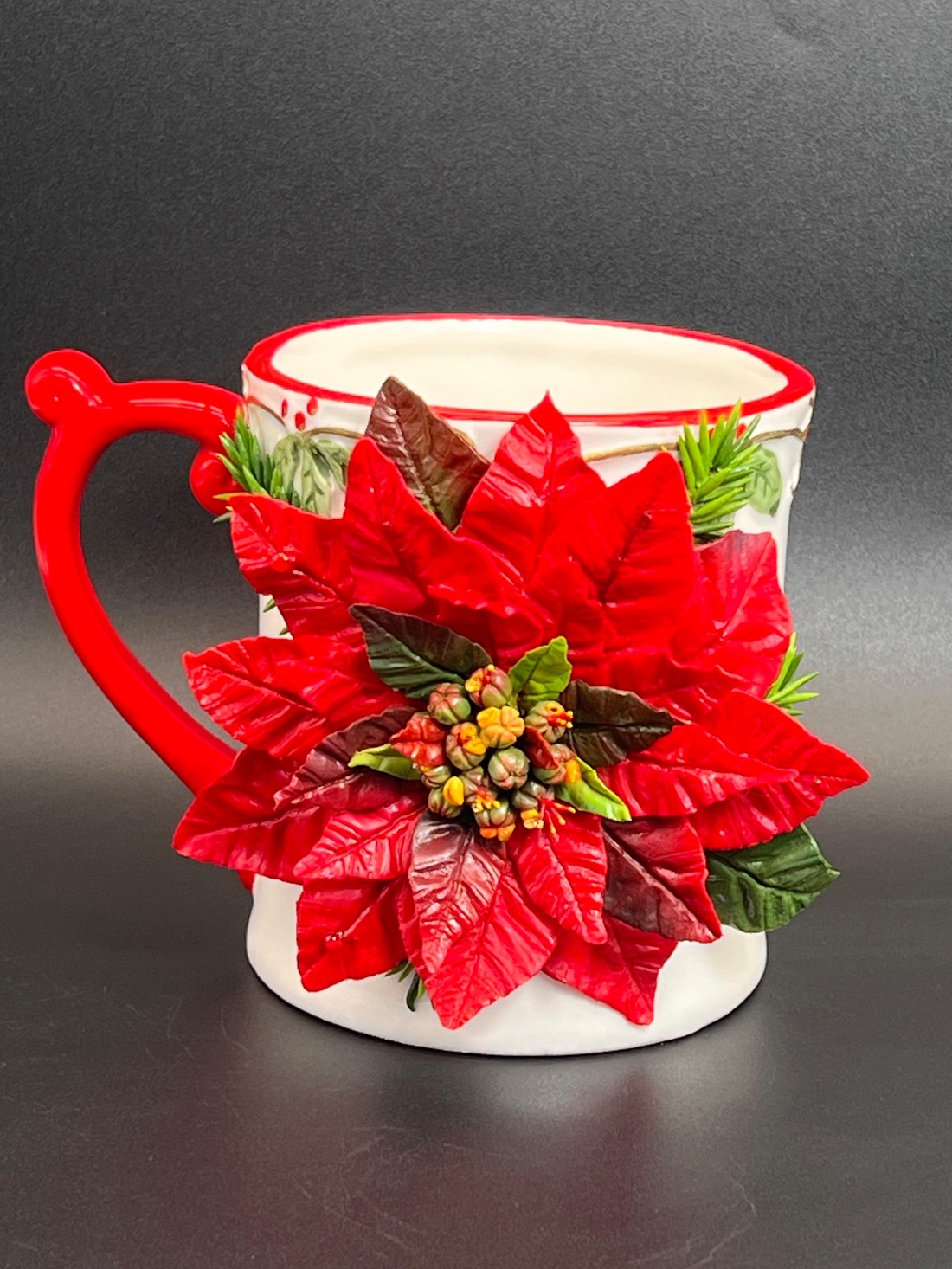 Cana ceramica cu poinsettia din lut polimeric - accesorii de crăciun - decorațiuni de crăciun de casă - aranjarea mesei festive - Artynos.ro Cana ceramica cu poinsettia din lut polimeric - accesorii de crăciun - decorațiuni de crăciun de casă - aranjarea mesei festive - Artynos.ro