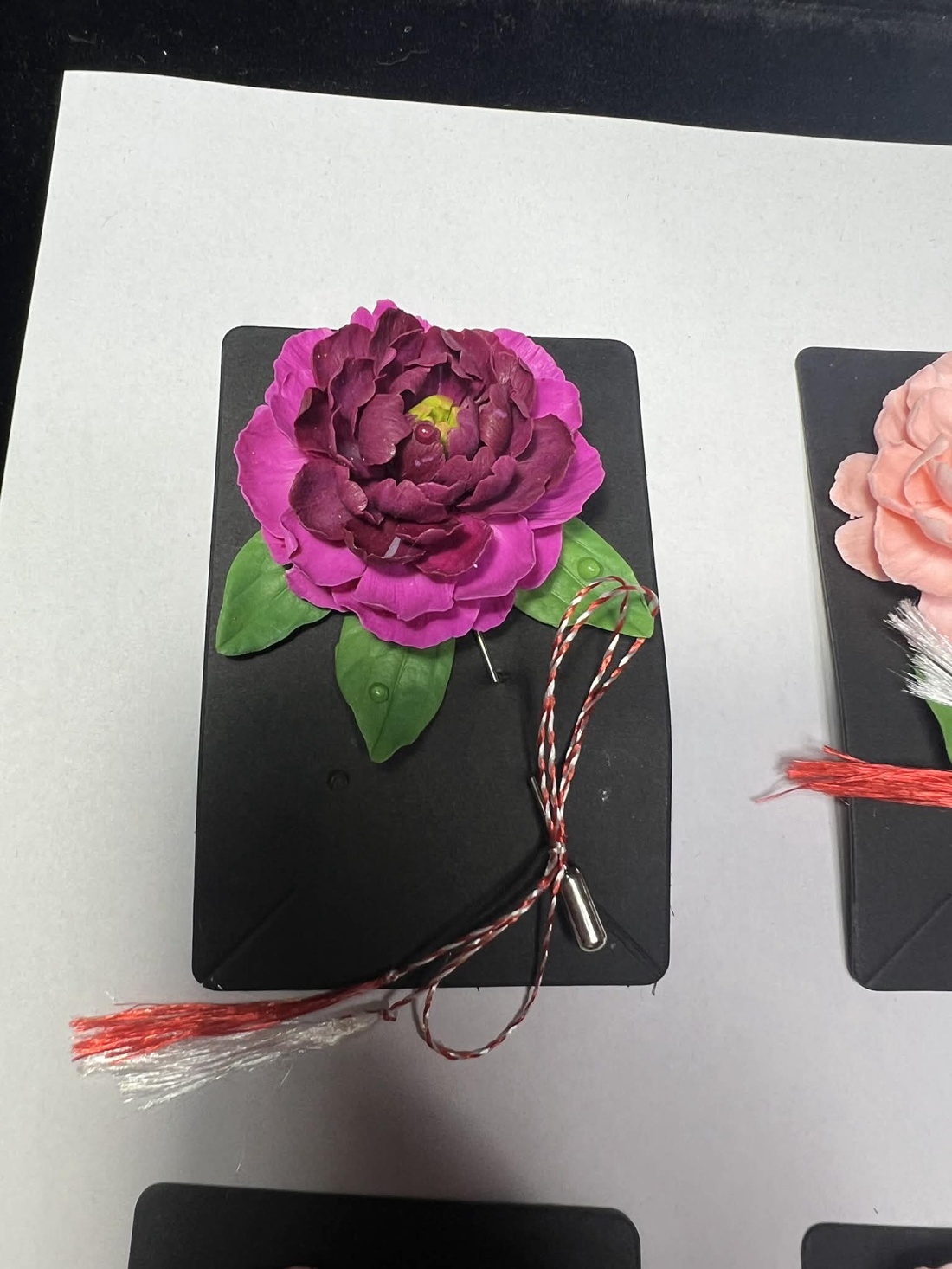 Brosa Martisor bujori - accessorii și unelte - broșă, cerc, încuietoare - Artynos.ro