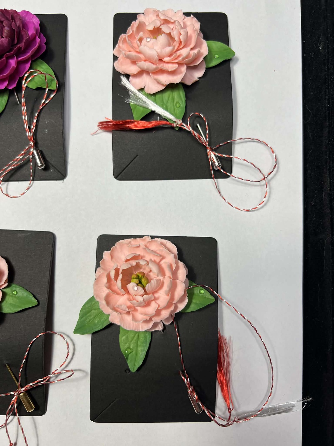 Brosa Martisor bujori - accessorii și unelte - broșă, cerc, încuietoare - Artynos.ro