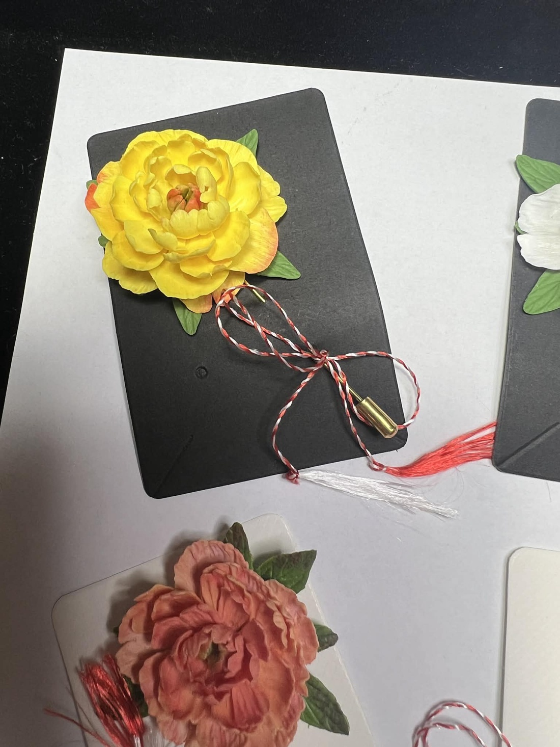 Martisor bujori din lut polimeric    - bijuterii - broșe - Artynos.ro