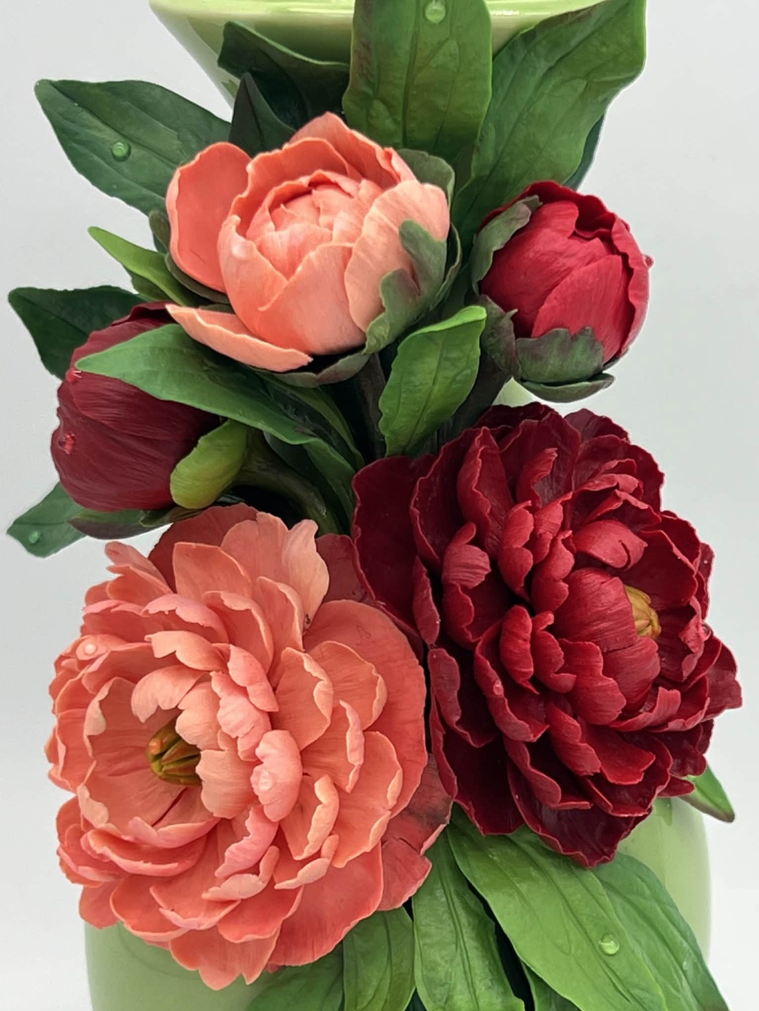 Vaza cu bujori bordo si corai din lut polimeric - casă & stil de viață - decorațiuni de casă - accesorii florale - vaze - Artynos.ro