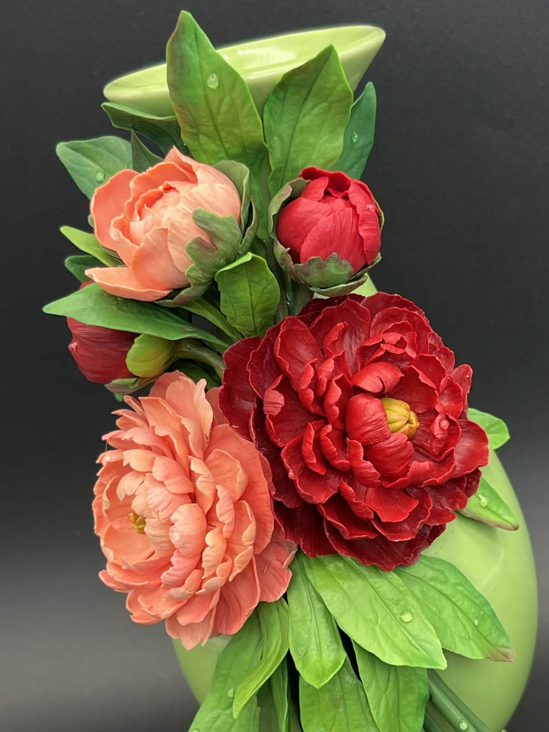 Vaza cu bujori bordo si corai din lut polimeric - casă & stil de viață - decorațiuni de casă - accesorii florale - vaze - Artynos.ro