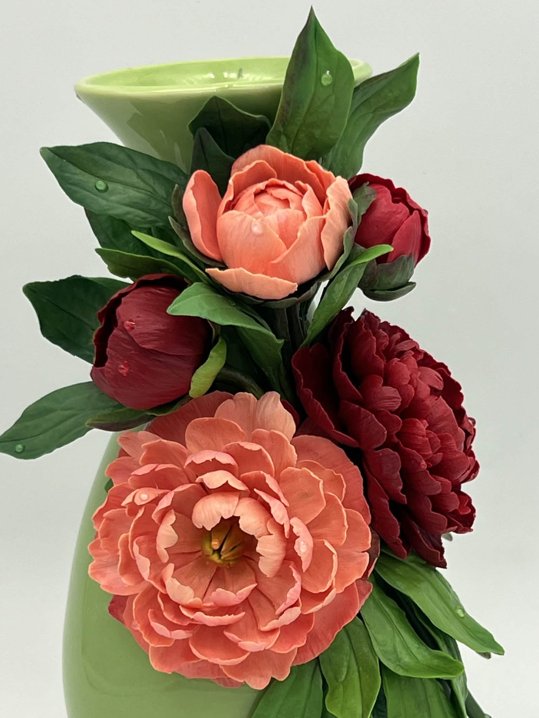 Vaza cu bujori bordo si corai din lut polimeric - casă & stil de viață - decorațiuni de casă - accesorii florale - vaze - Artynos.ro