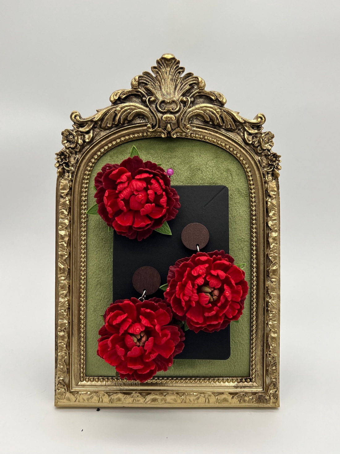 Set cercei si brosa bujori rosii - bijuterii - cercei - cercei din rășină - Artynos.ro