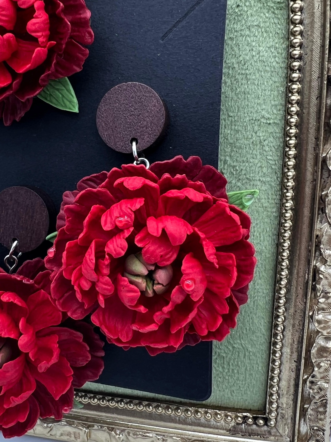 Set cercei si brosa bujori rosii - bijuterii - cercei - cercei din rășină - Artynos.ro