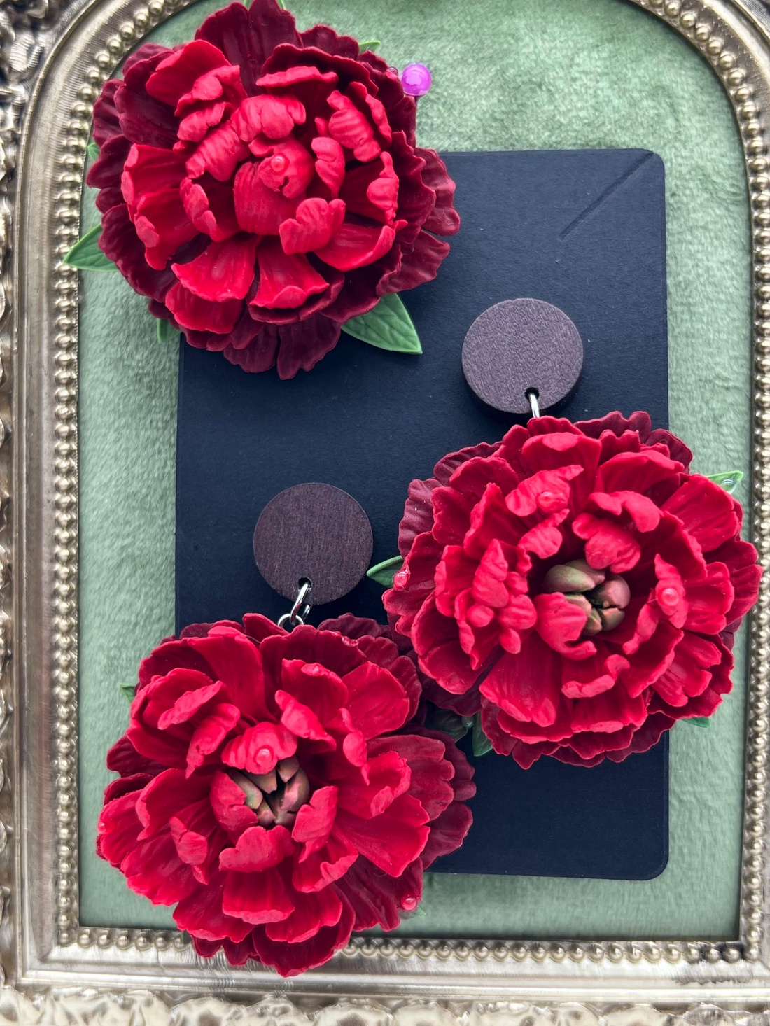 Set cercei si brosa bujori rosii - bijuterii - cercei - cercei din rășină - Artynos.ro