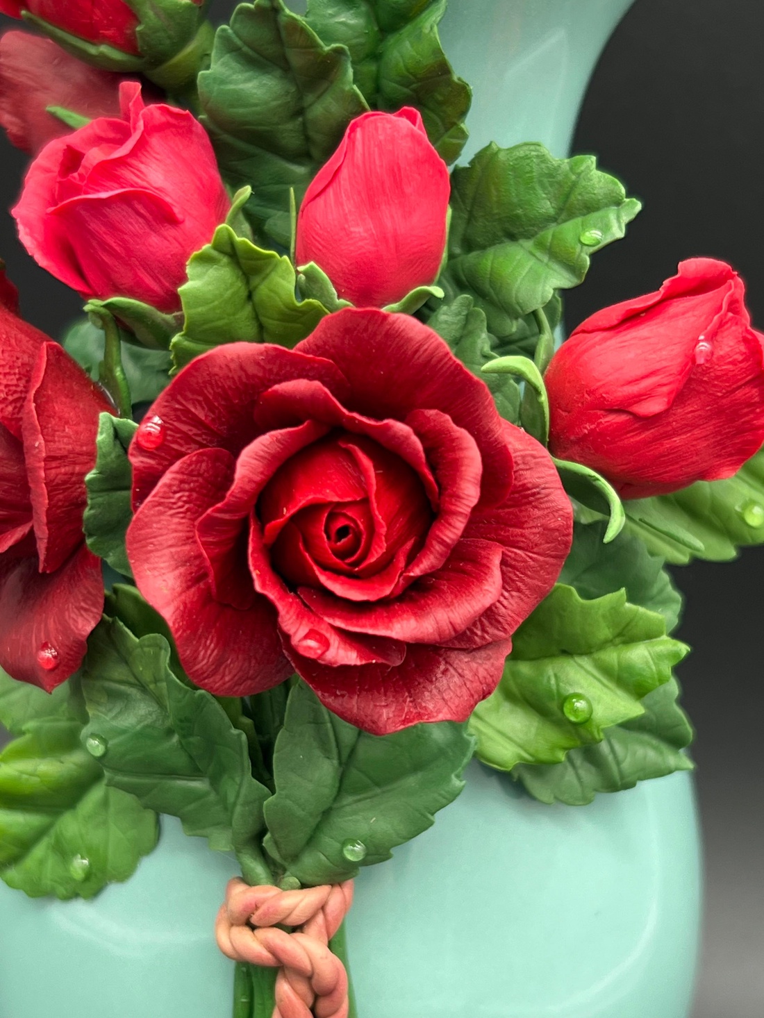 Vaza ceramica  cu trandafiri bordo. - casă & stil de viață - decorațiuni de casă - accesorii florale - vaze - Artynos.ro