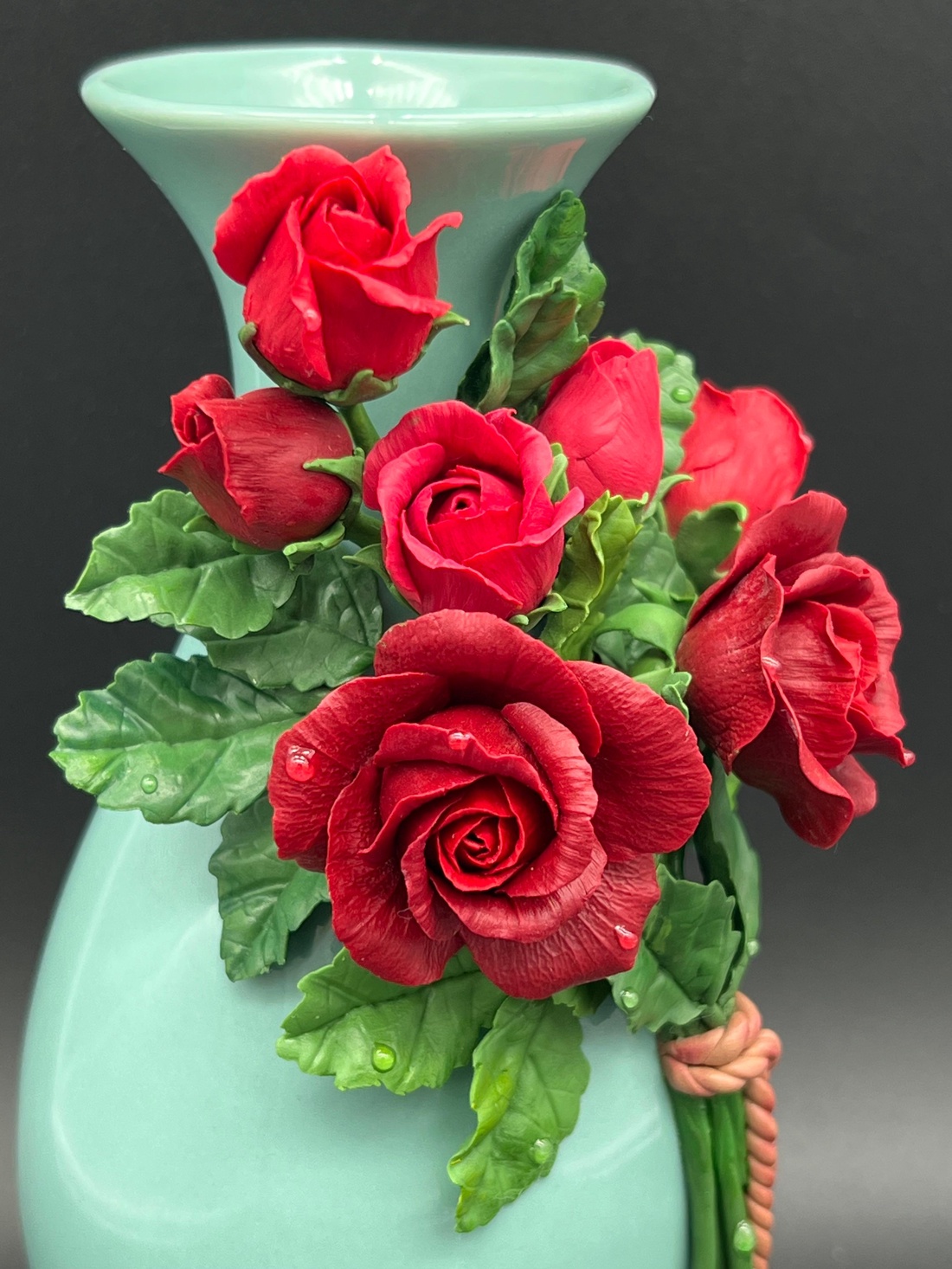 Vaza ceramica  cu trandafiri bordo. - casă & stil de viață - decorațiuni de casă - accesorii florale - vaze - Artynos.ro