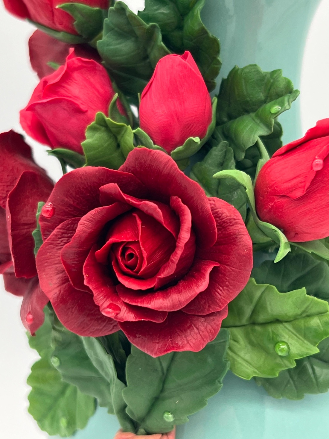 Vaza ceramica  cu trandafiri bordo. - casă & stil de viață - decorațiuni de casă - accesorii florale - vaze - Artynos.ro