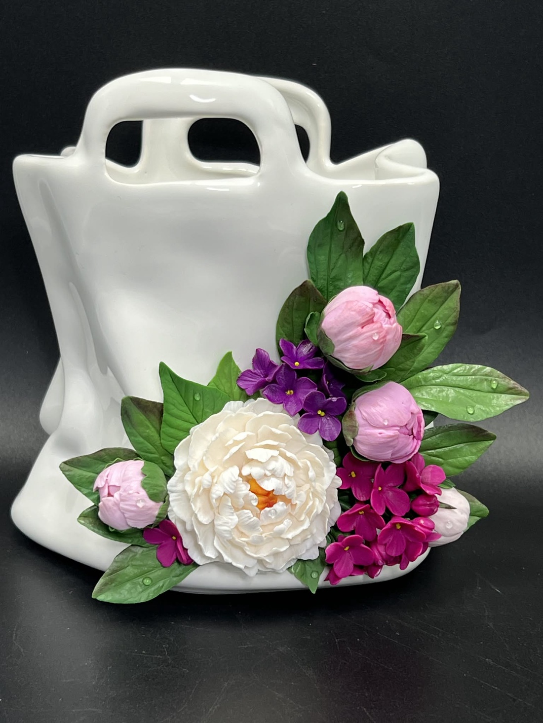 Vaza ceramica gentuta cu bujori din lut polimeric - casă & stil de viață - decorațiuni de casă - accesorii florale - vaze - Artynos.ro