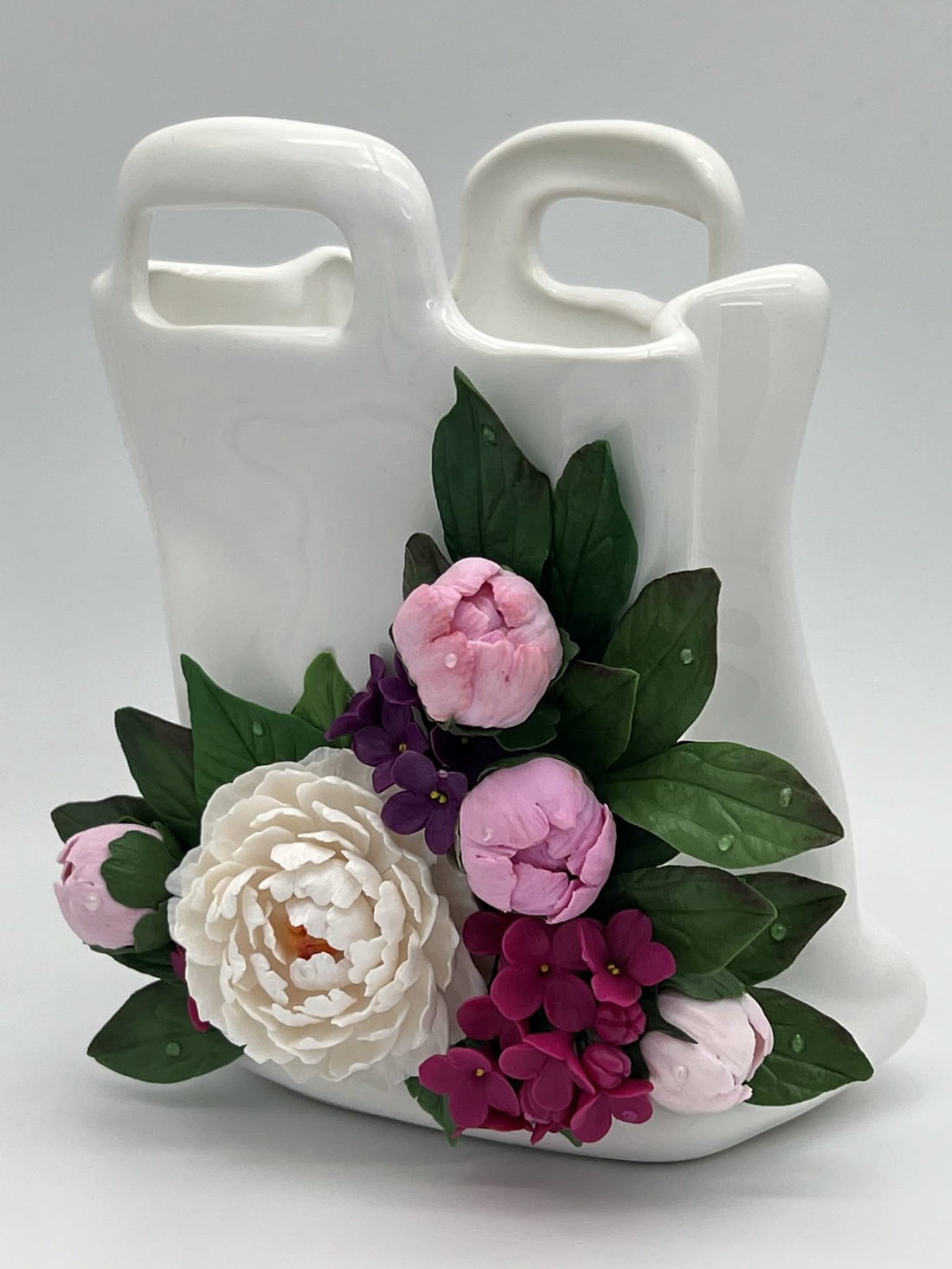 Vaza ceramica gentuta cu bujori din lut polimeric - casă & stil de viață - decorațiuni de casă - accesorii florale - vaze - Artynos.ro