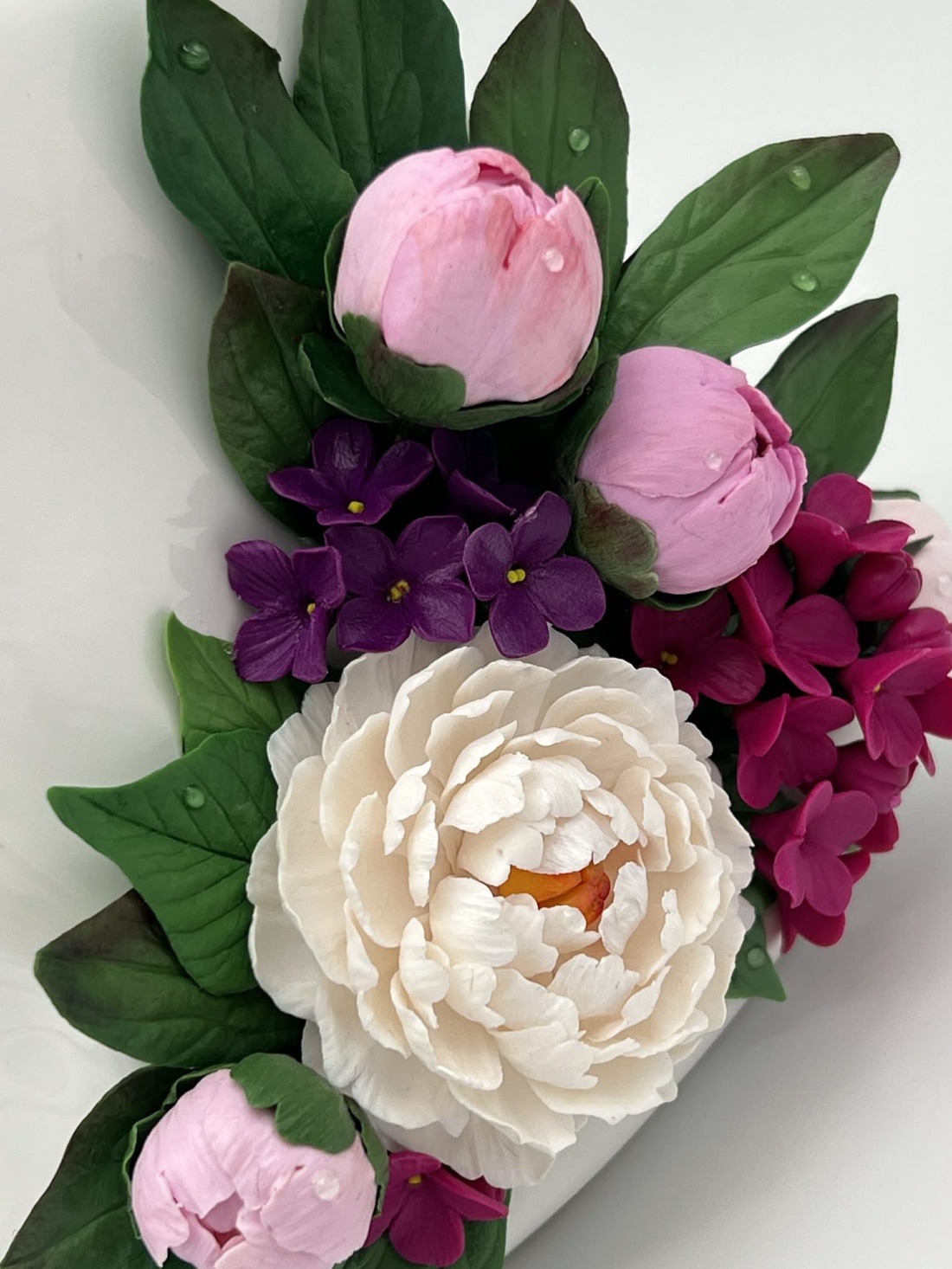 Vaza ceramica gentuta cu bujori din lut polimeric - casă & stil de viață - decorațiuni de casă - accesorii florale - vaze - Artynos.ro