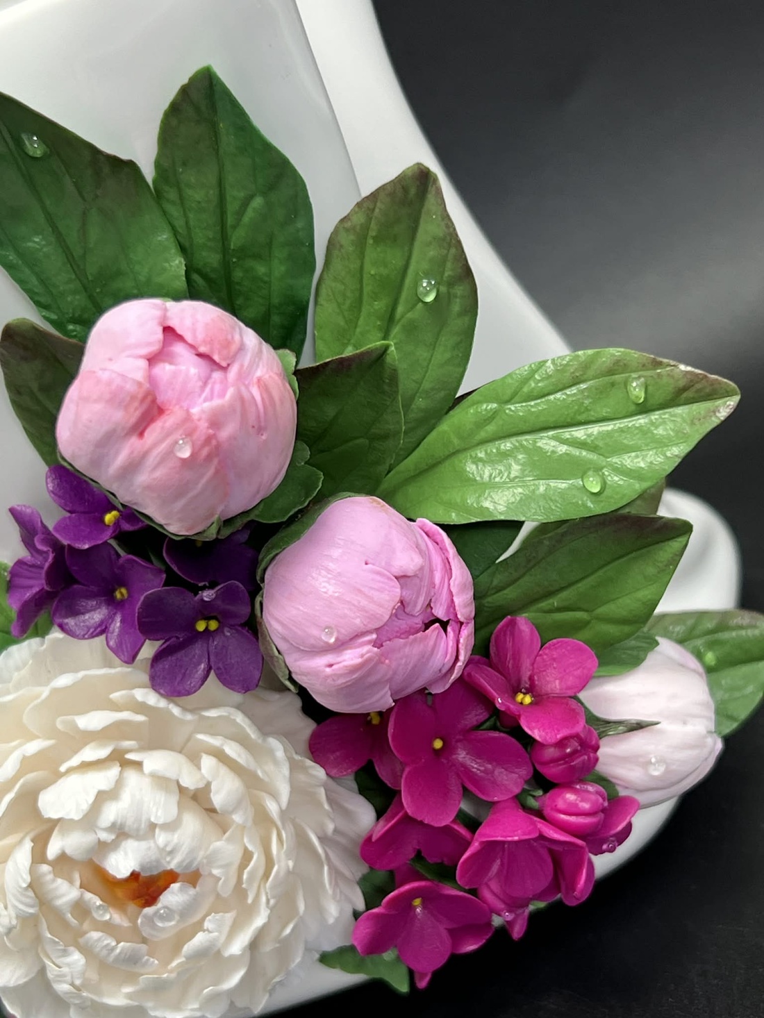 Vaza ceramica gentuta cu bujori din lut polimeric - casă & stil de viață - decorațiuni de casă - accesorii florale - vaze - Artynos.ro