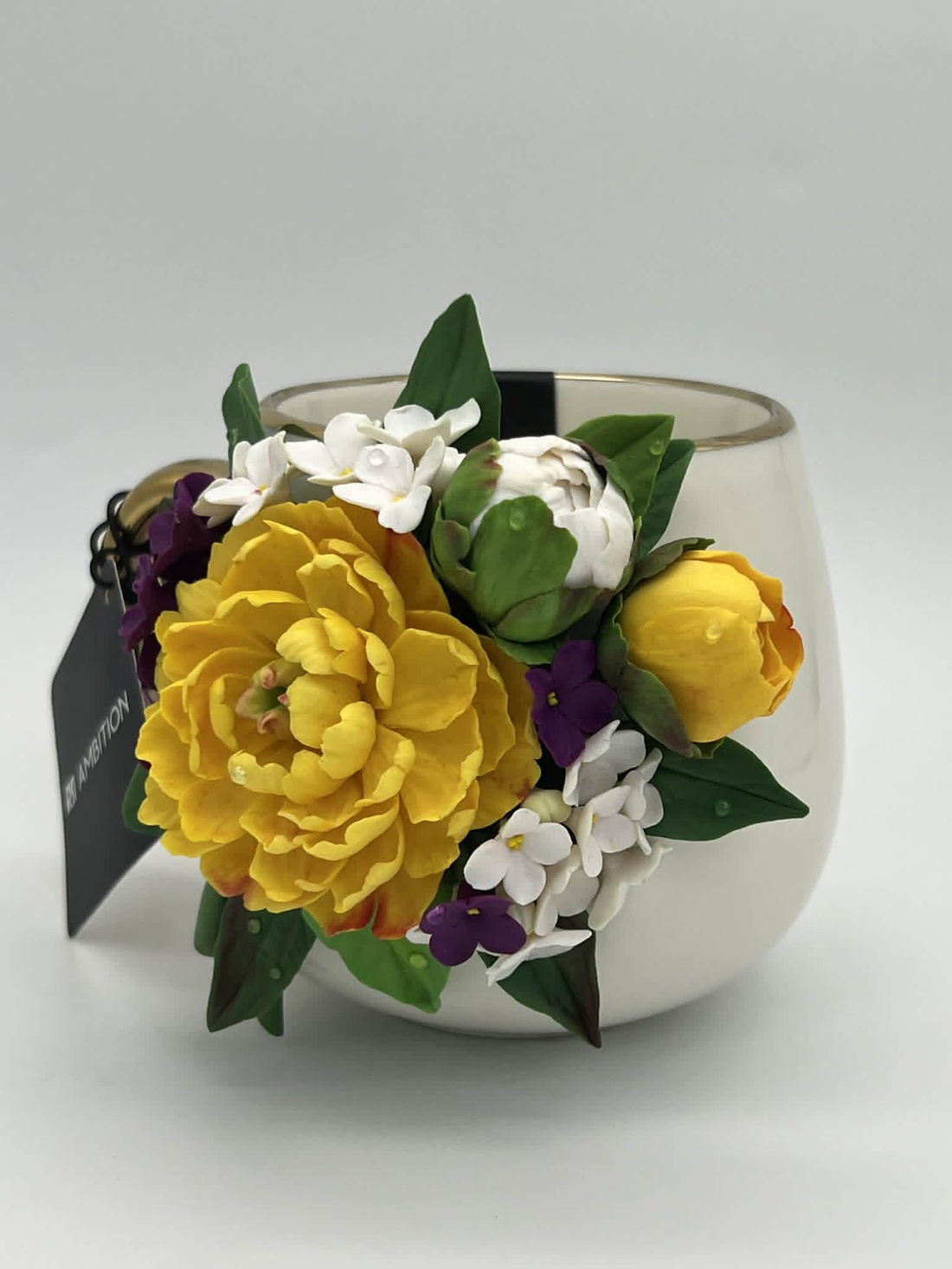 Cana din portelan alba decorata cu bujori galbeni si liliac - casă & stil de viață - echipamente de bucătărie - accesorii de servire - căni - Artynos.ro