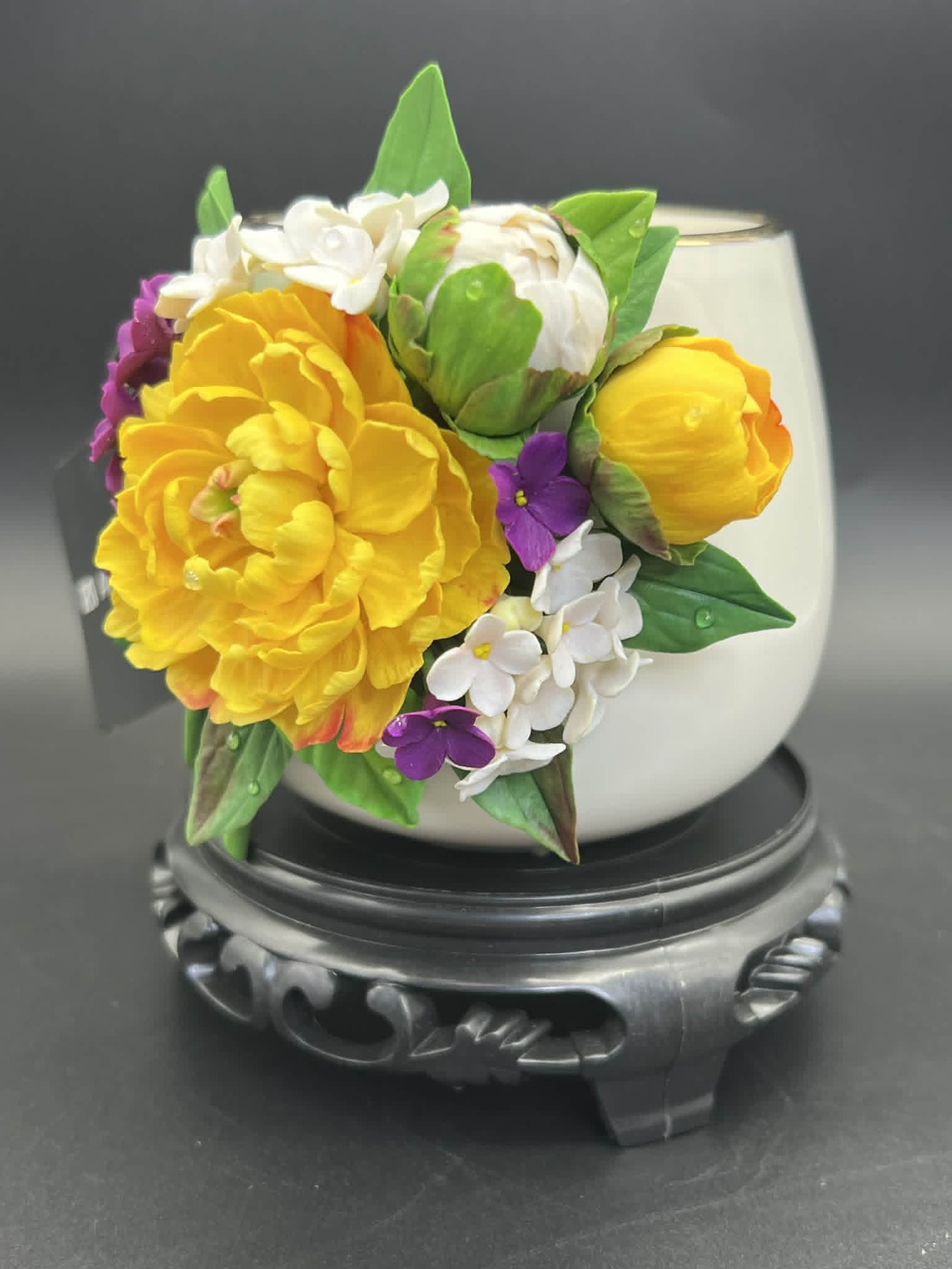 Cana din portelan alba decorata cu bujori galbeni si liliac - casă & stil de viață - echipamente de bucătărie - accesorii de servire - căni - Artynos.ro