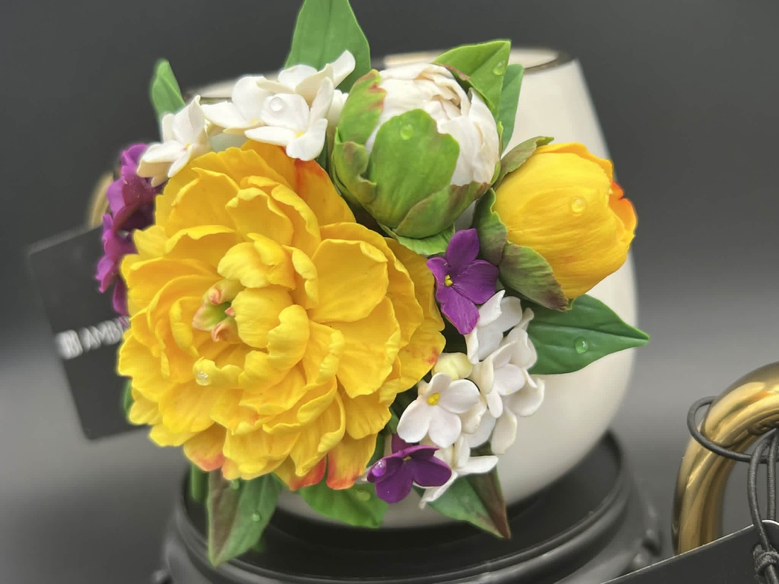 Cana din portelan alba decorata cu bujori galbeni si liliac - casă & stil de viață - echipamente de bucătărie - accesorii de servire - căni - Artynos.ro