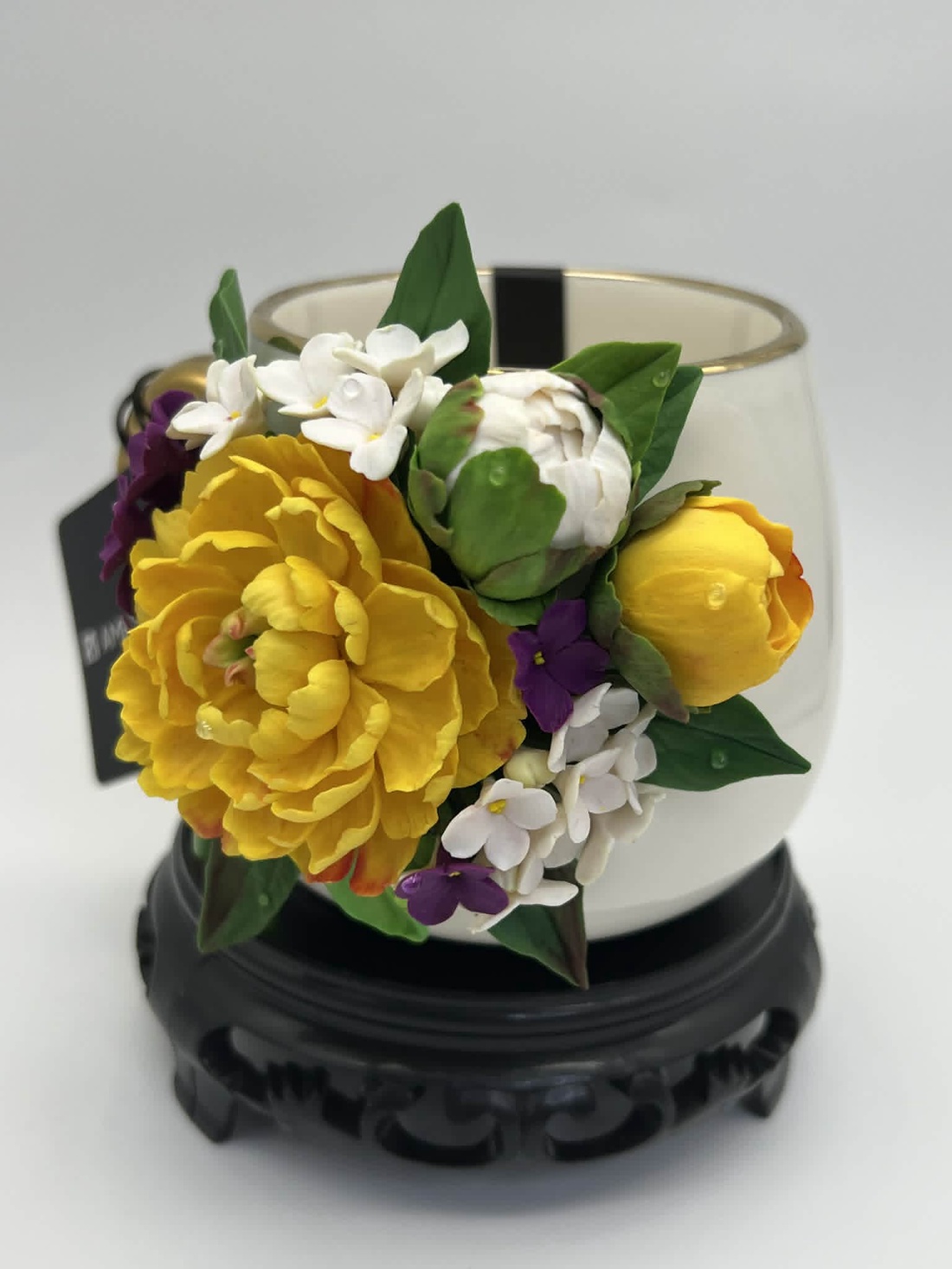 Cana din portelan alba decorata cu bujori galbeni si liliac - casă & stil de viață - echipamente de bucătărie - accesorii de servire - căni - Artynos.ro