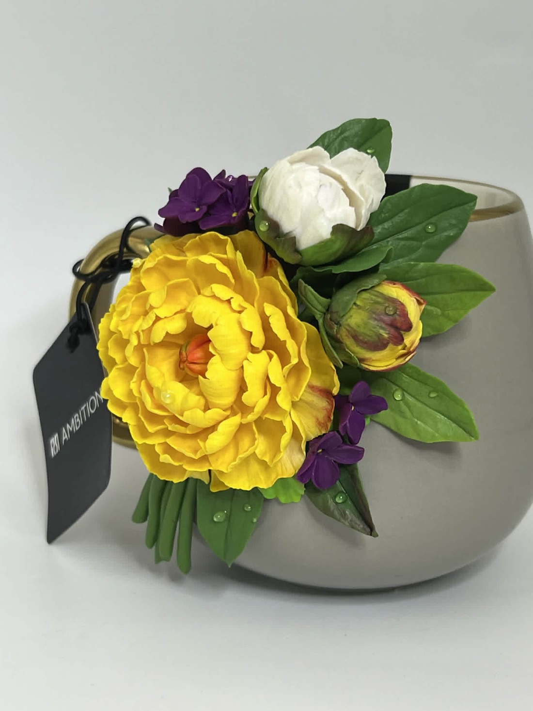 Cana din portelan gri decorata cu bujori galbeni si liliac - casă & stil de viață - echipamente de bucătărie - accesorii de servire - căni - Artynos.ro