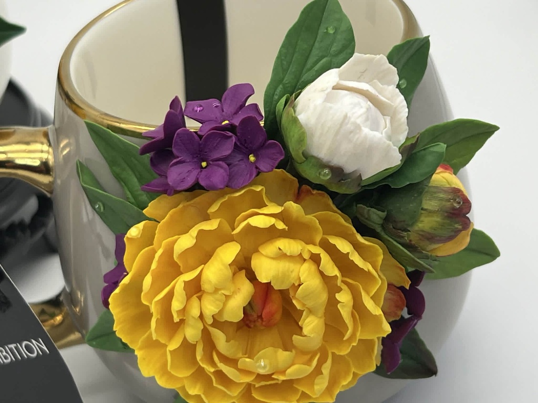 Cana din portelan gri decorata cu bujori galbeni si liliac - casă & stil de viață - echipamente de bucătărie - accesorii de servire - căni - Artynos.ro