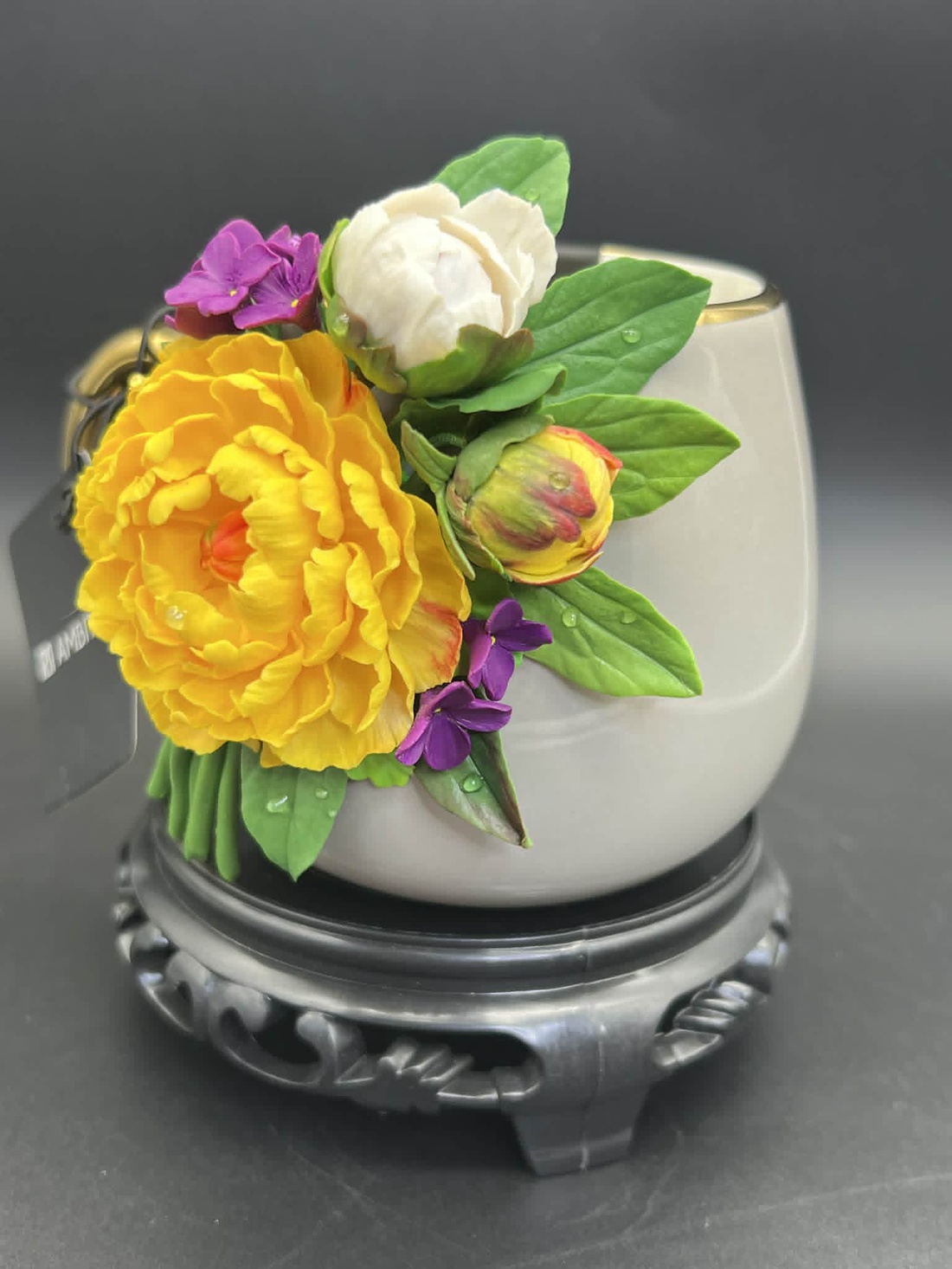 Cana din portelan gri decorata cu bujori galbeni si liliac - casă & stil de viață - echipamente de bucătărie - accesorii de servire - căni - Artynos.ro
