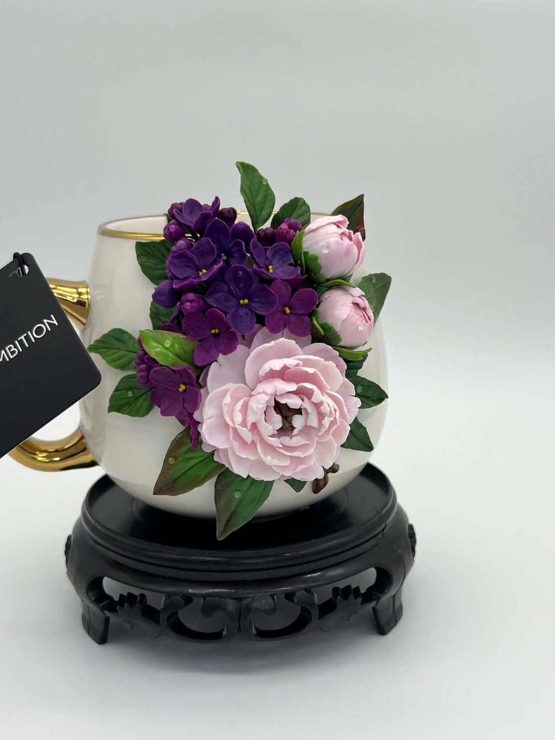 Cana din portelan alba decorata cu bujori galbeni si liliac - casă & stil de viață - echipamente de bucătărie - accesorii de servire - căni - Artynos.ro