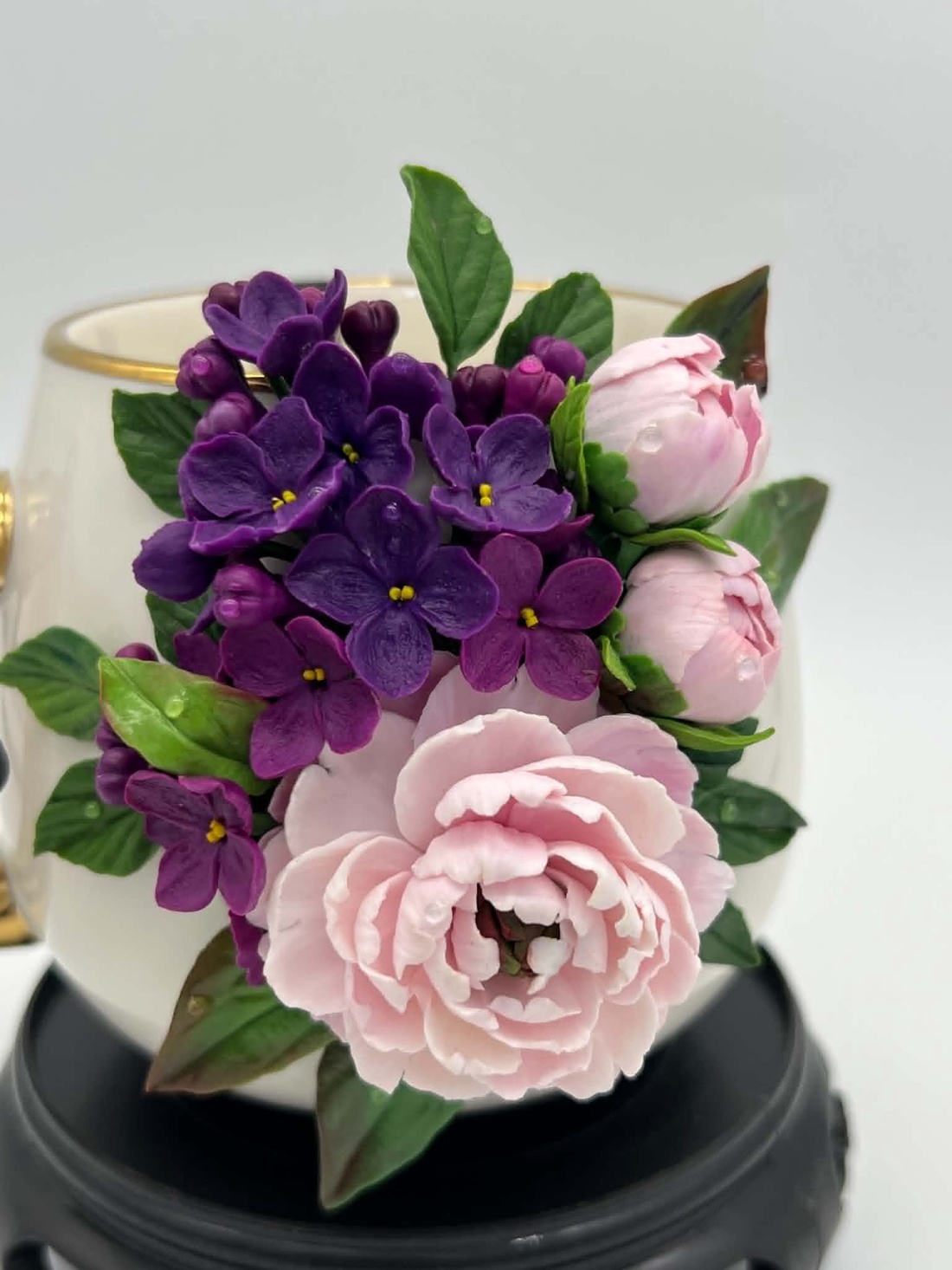 Cana din portelan alba decorata cu bujori galbeni si liliac - casă & stil de viață - echipamente de bucătărie - accesorii de servire - căni - Artynos.ro