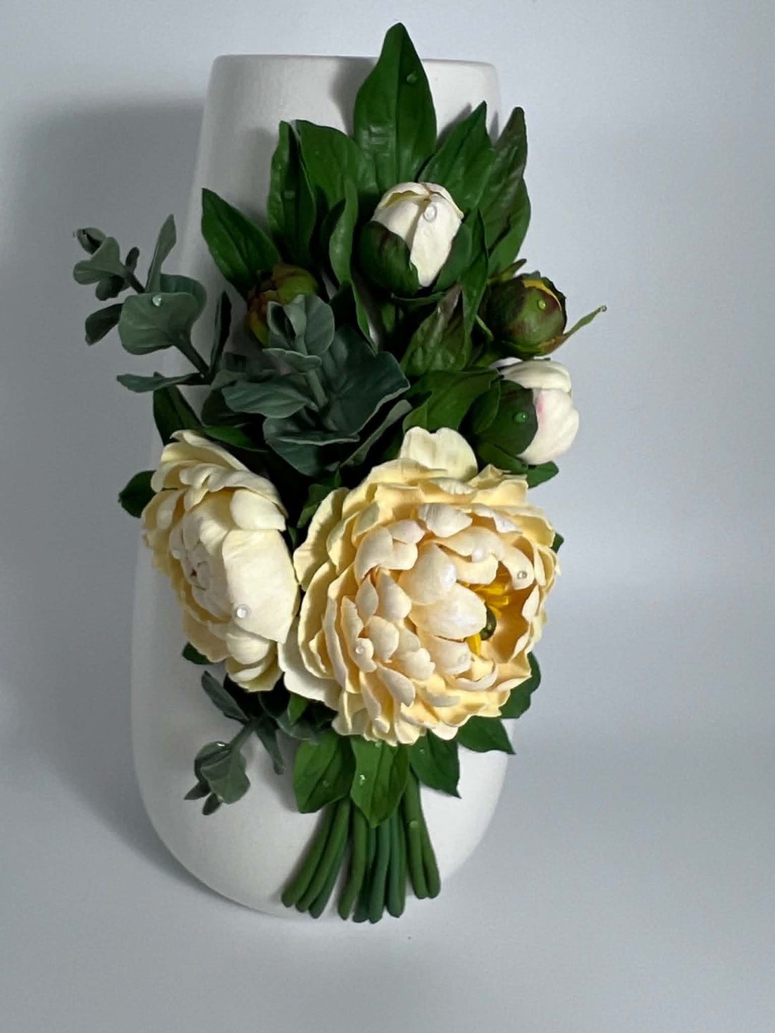  Vaza ceramica 22 cm cu bujori si eucalipt din lut polimeric - casă & stil de viață - decorațiuni de casă - accesorii florale - vaze - Artynos.ro