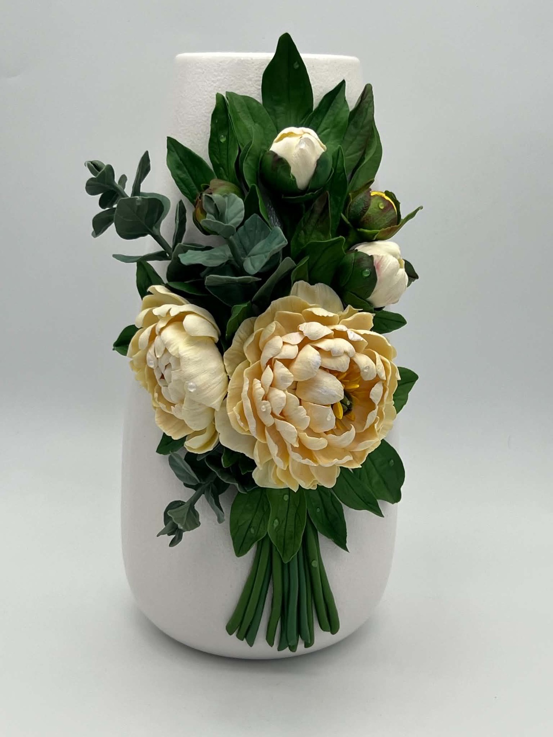 Vaza ceramica 22 cm cu bujori si eucalipt din lut polimeric - casă & stil de viață - decorațiuni de casă - accesorii florale - vaze - Artynos.ro