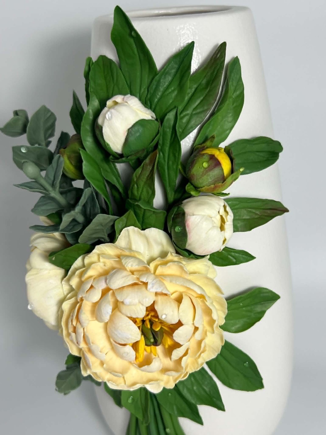  Vaza ceramica 22 cm cu bujori si eucalipt din lut polimeric - casă & stil de viață - decorațiuni de casă - accesorii florale - vaze - Artynos.ro
