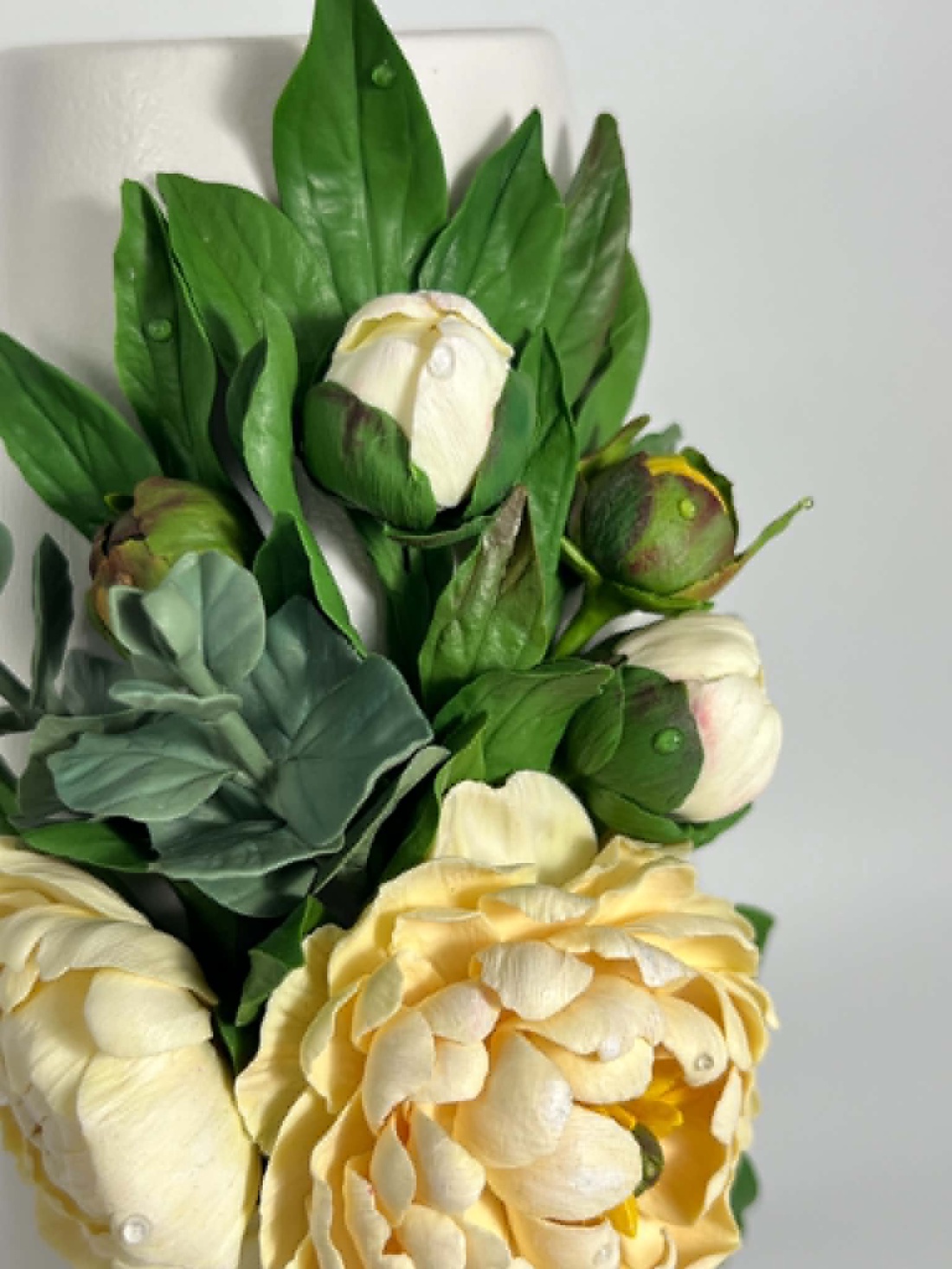  Vaza ceramica 22 cm cu bujori si eucalipt din lut polimeric - casă & stil de viață - decorațiuni de casă - accesorii florale - vaze - Artynos.ro