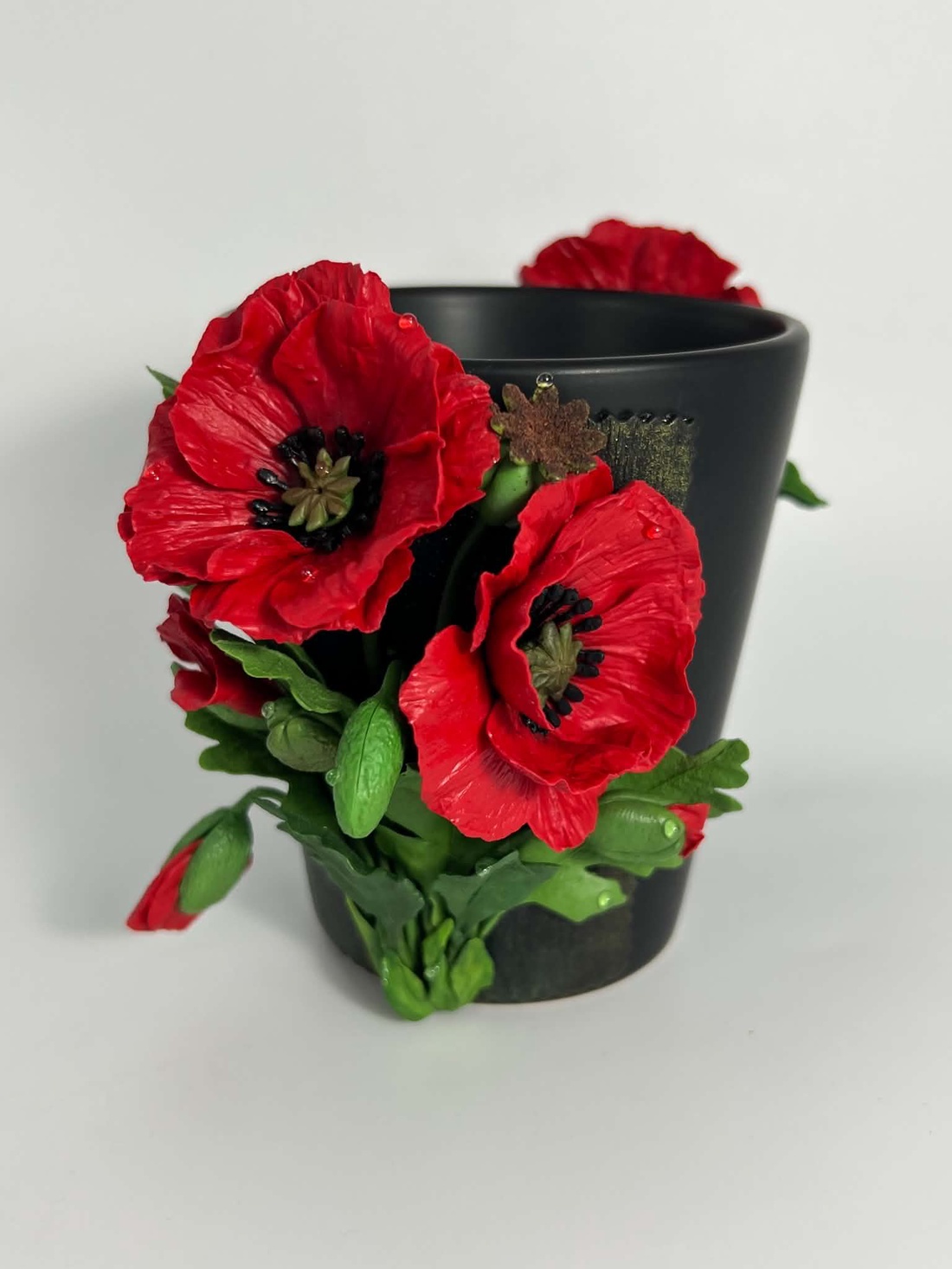 Cana ceramica neagra cu maci din lut polimeric - casă & stil de viață - echipamente de bucătărie - accesorii de servire - căni - Artynos.ro