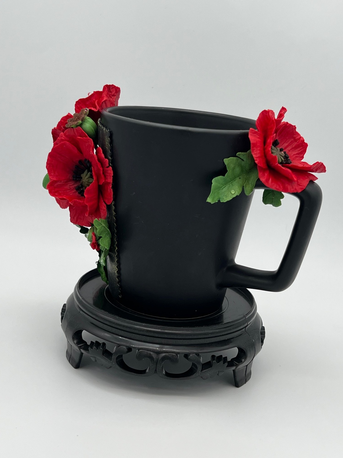 Cana ceramica neagra cu maci din lut polimeric - casă & stil de viață - echipamente de bucătărie - accesorii de servire - căni - Artynos.ro