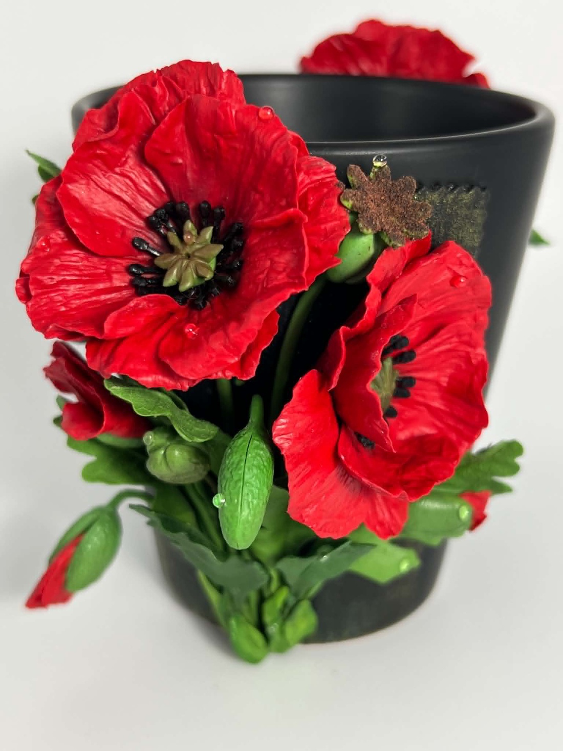 Cana ceramica neagra cu maci din lut polimeric - casă & stil de viață - echipamente de bucătărie - accesorii de servire - căni - Artynos.ro