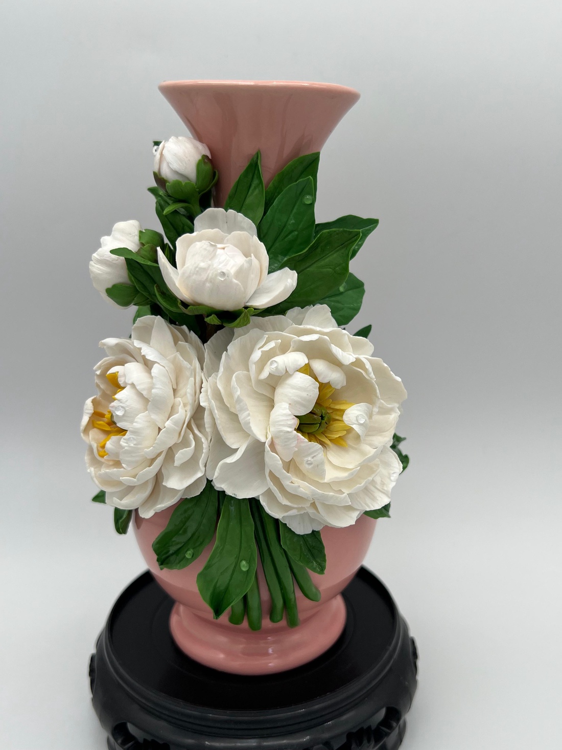 Vaza ceramica cu bujori albi din lut polimeric - casă & stil de viață - decorațiuni de casă - accesorii florale - vaze - Artynos.ro