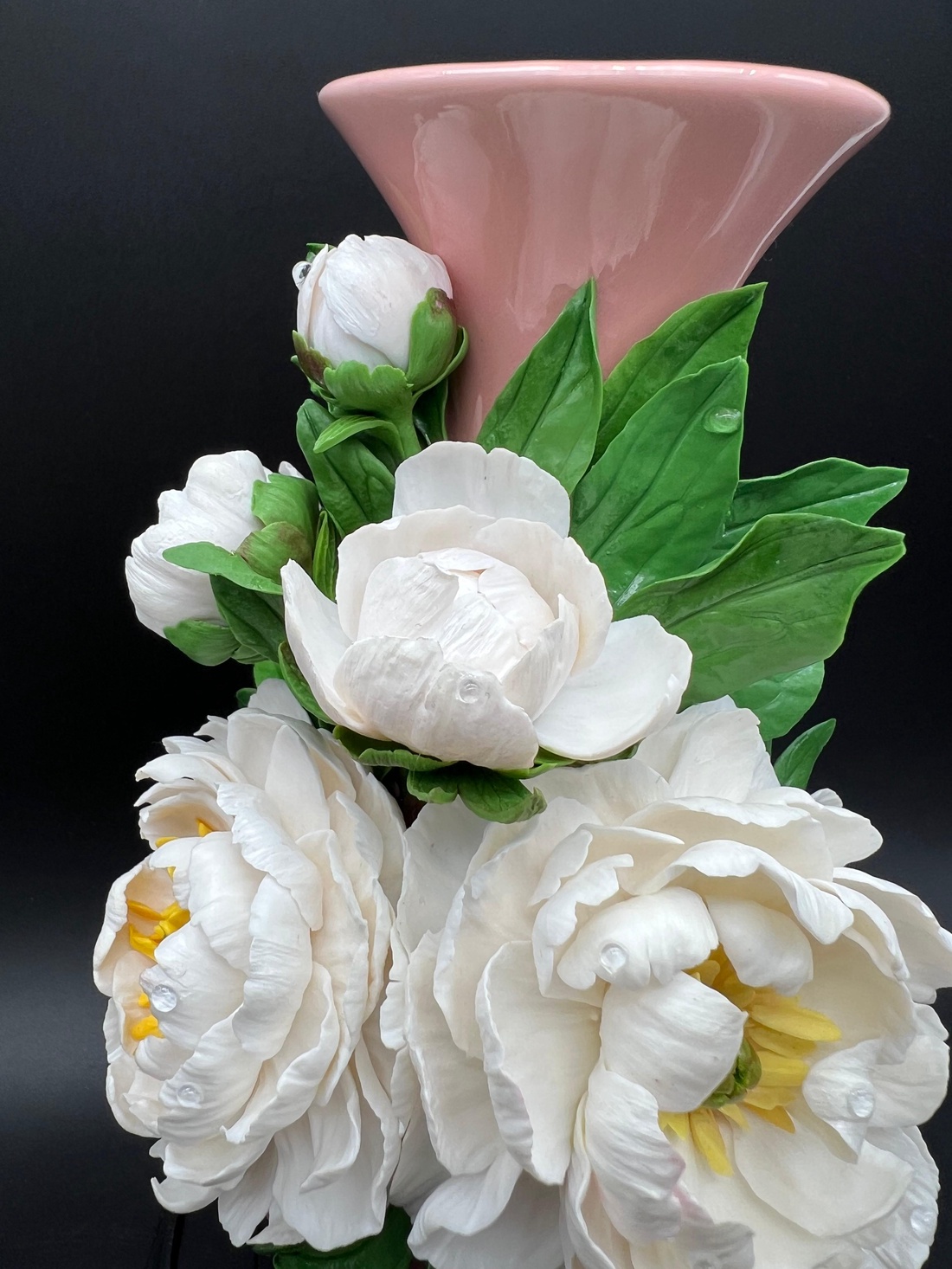 Vaza ceramica cu bujori albi din lut polimeric - casă & stil de viață - decorațiuni de casă - accesorii florale - vaze - Artynos.ro