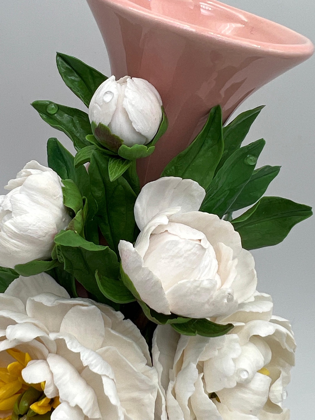 Vaza ceramica cu bujori albi din lut polimeric - casă & stil de viață - decorațiuni de casă - accesorii florale - vaze - Artynos.ro