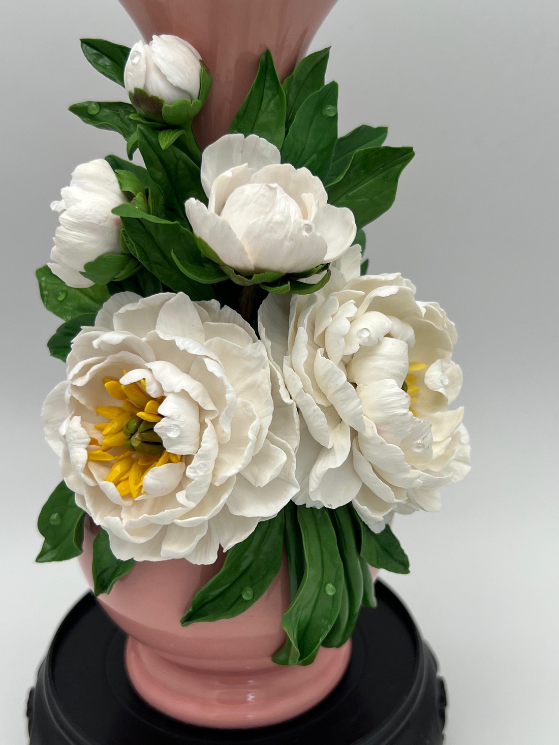 Vaza ceramica cu bujori albi din lut polimeric - casă & stil de viață - decorațiuni de casă - accesorii florale - vaze - Artynos.ro